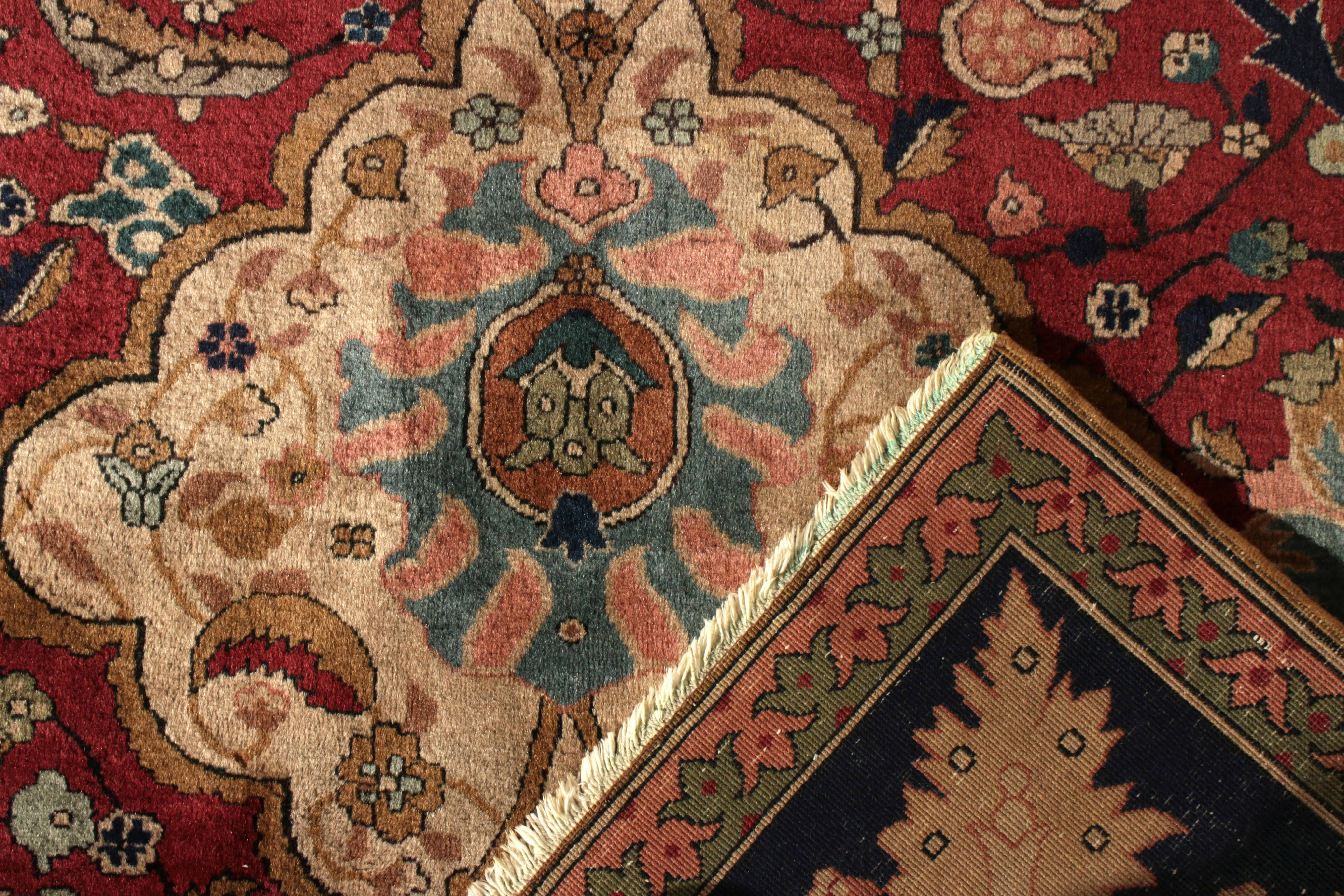 Handgeknüpfter antiker Teppich in Rot und Beige-Braun mit Blumenmuster von Teppich & Kelim (Wolle) im Angebot