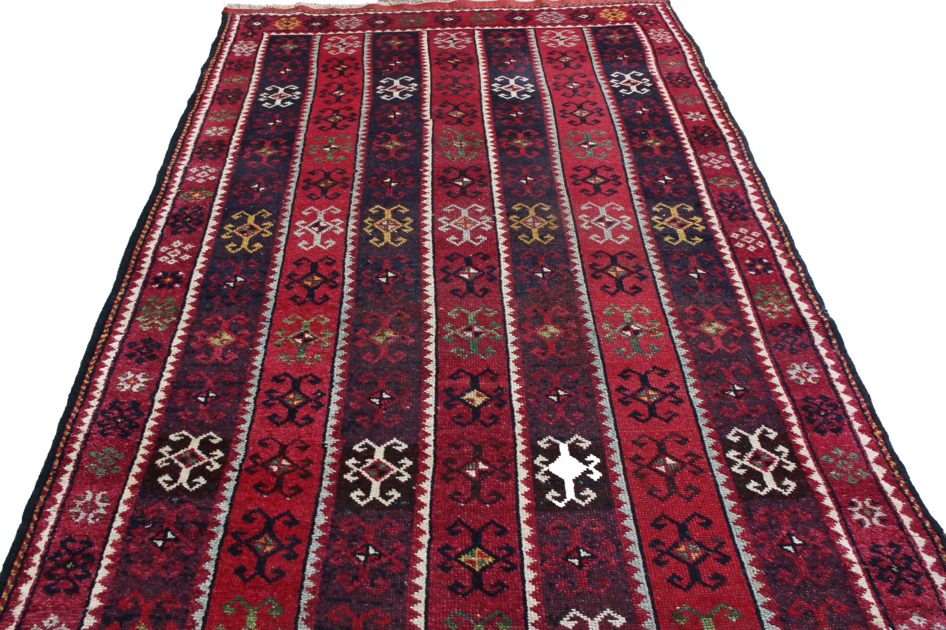 Dieser antike Teppich 4x8 aus der Türkei (ca. 1920-1930) ist aus feiner Wolle handgeknüpft und hat einen raffinierten, abgewetzten Look. Der Teppich zeichnet sich durch ein gleichmäßiges, abwechselndes Streifenmuster in tiefen Rot- und Schwarztönen