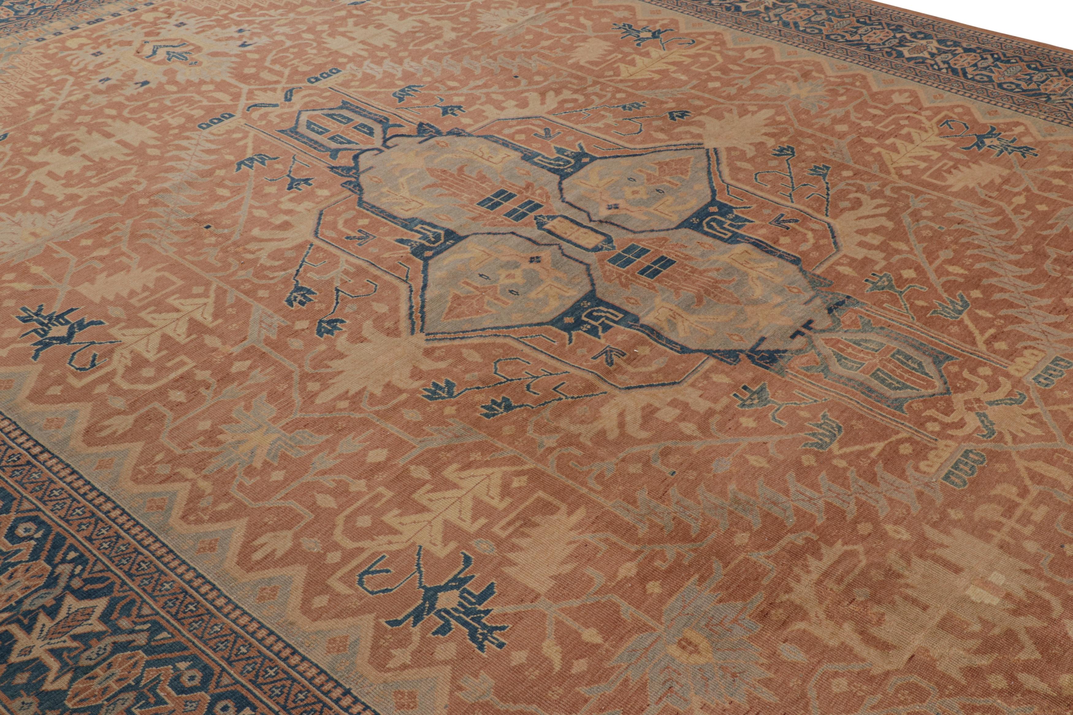 Un impressionnant tapis Sivas ancien de 11x15 provenant de Turquie vers 1920-1930. Savourant les sensibilités subtiles de l'époque, le tapis présente un motif floral traditionnel en orange sur un fond beige-marron, le tout entouré d'une majestueuse