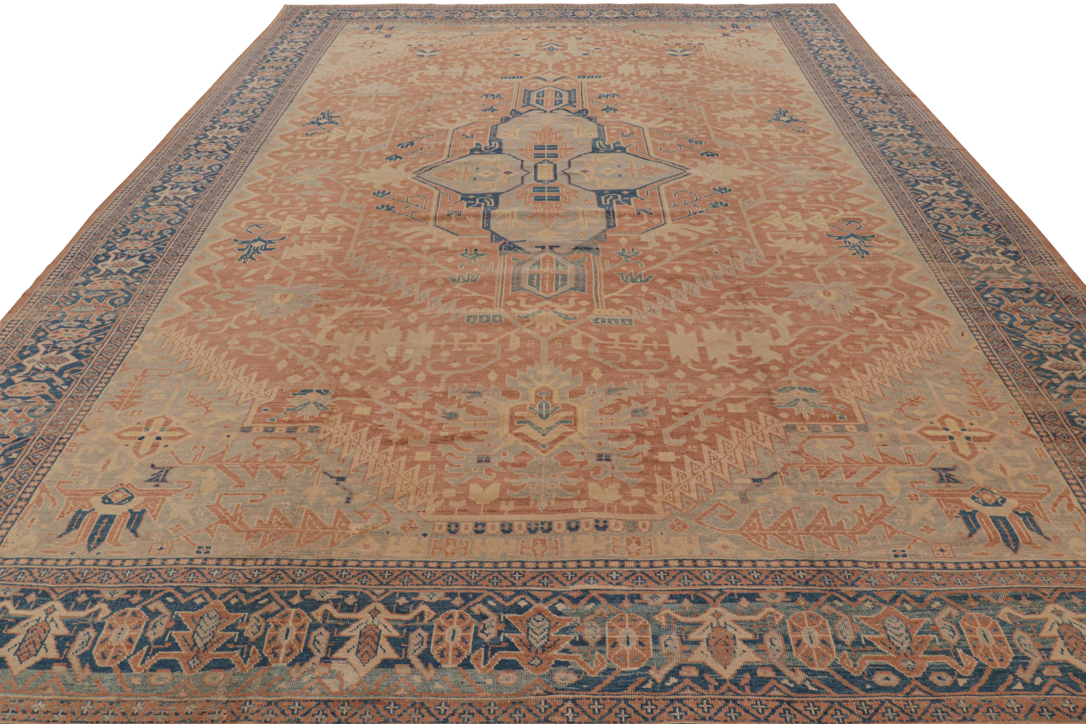 Tapis Sivas ancien noué à la main en beige et bleu à motifs floraux Bon état - En vente à Long Island City, NY