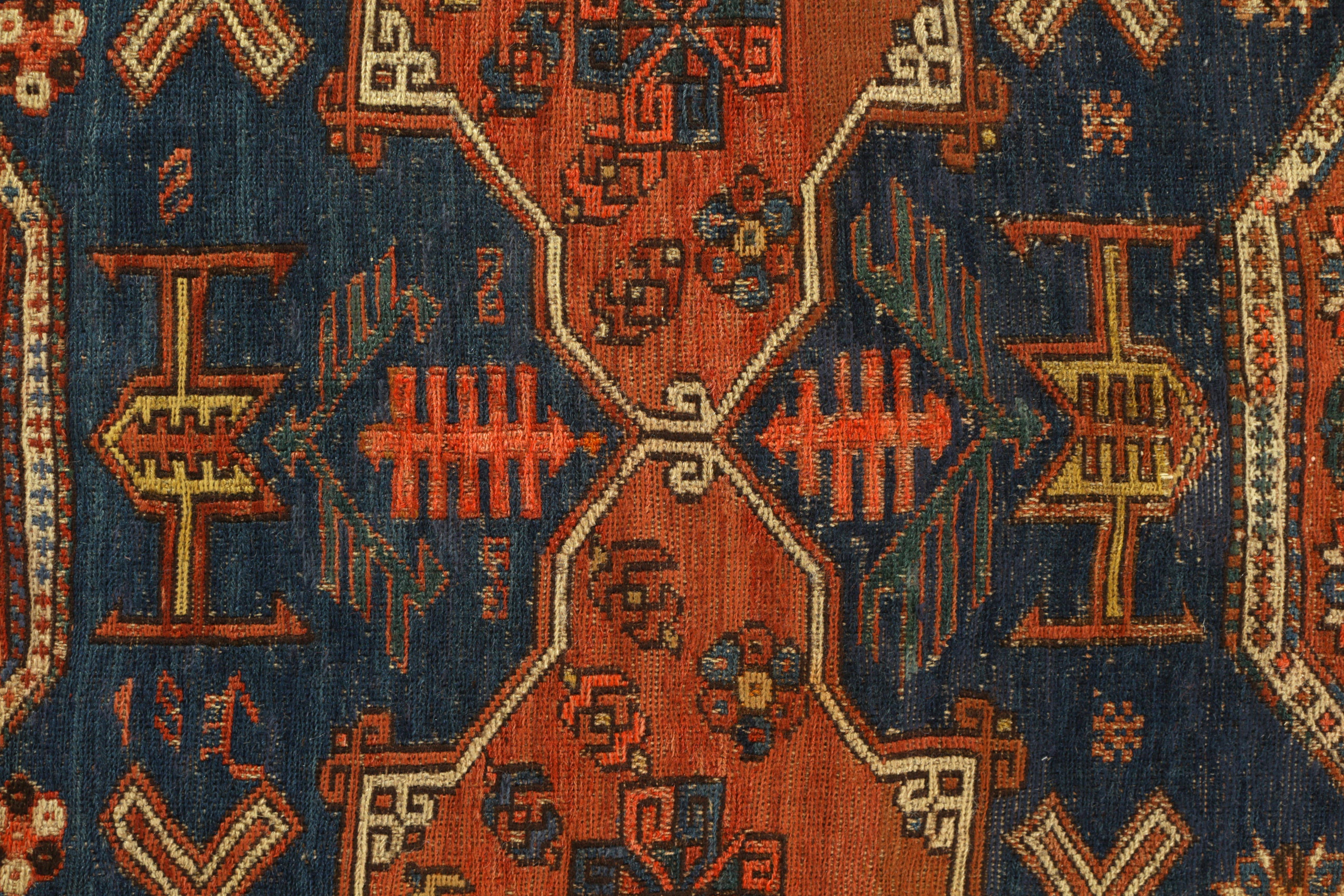 Handgeknüpfter antiker Teppich in Blau, Rot und geometrischem Muster von Teppich & Kelim (Russisch) im Angebot