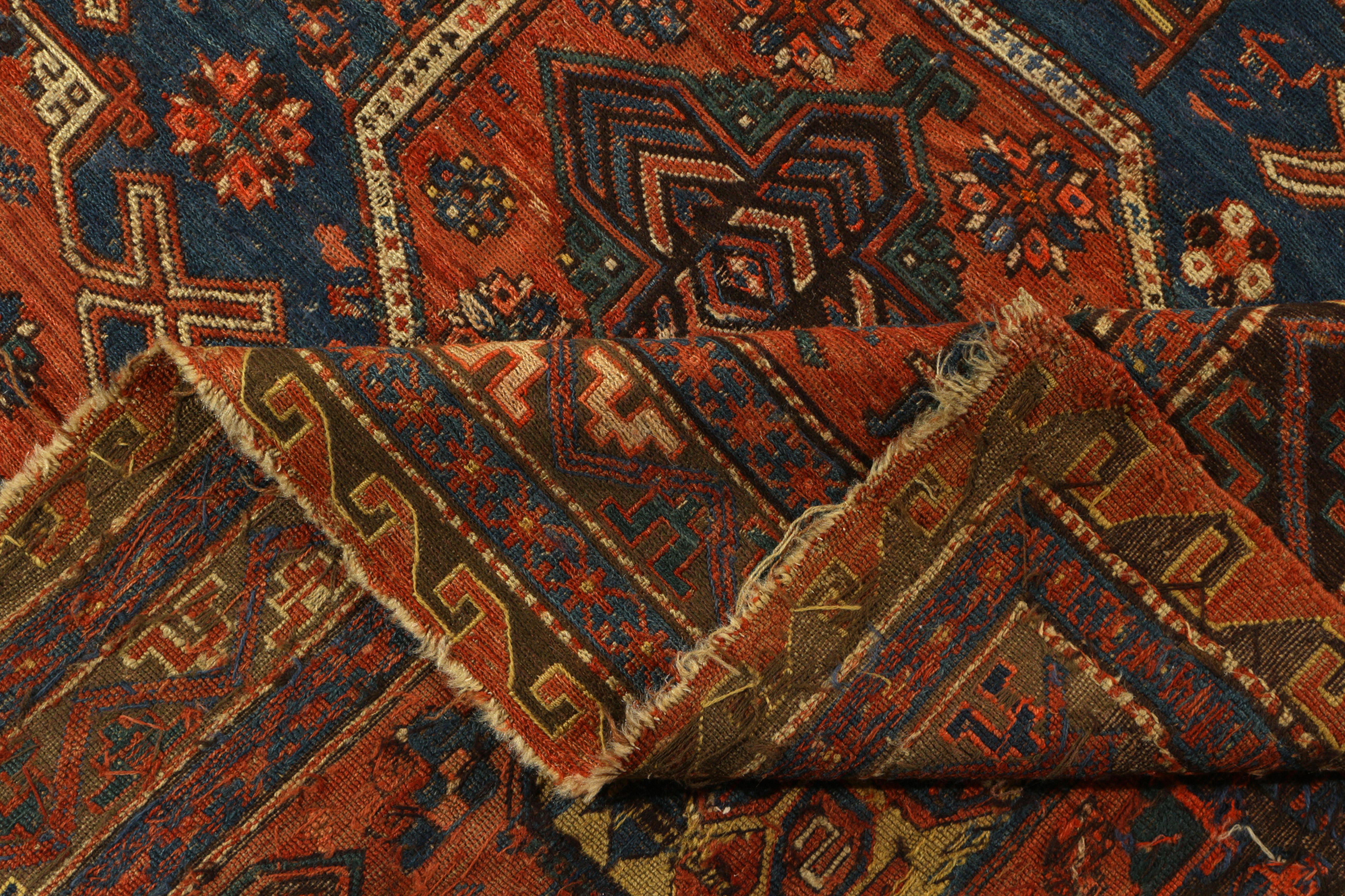 Handgeknüpfter antiker Teppich in Blau, Rot und geometrischem Muster von Teppich & Kelim im Zustand „Gut“ im Angebot in Long Island City, NY