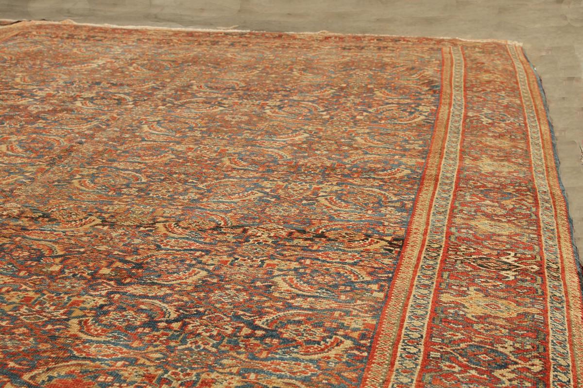 Eine 9x10 große Ergänzung der Antik- und Vintage-Kollektion von Rug & Kilim. Dieser antike persische Sultanabad-Teppich wurde von Hand aus Wolle geknüpft und zeigt ein florales Herati-Muster, das majestätisch in Rot und Beige-Braun übergeht und
