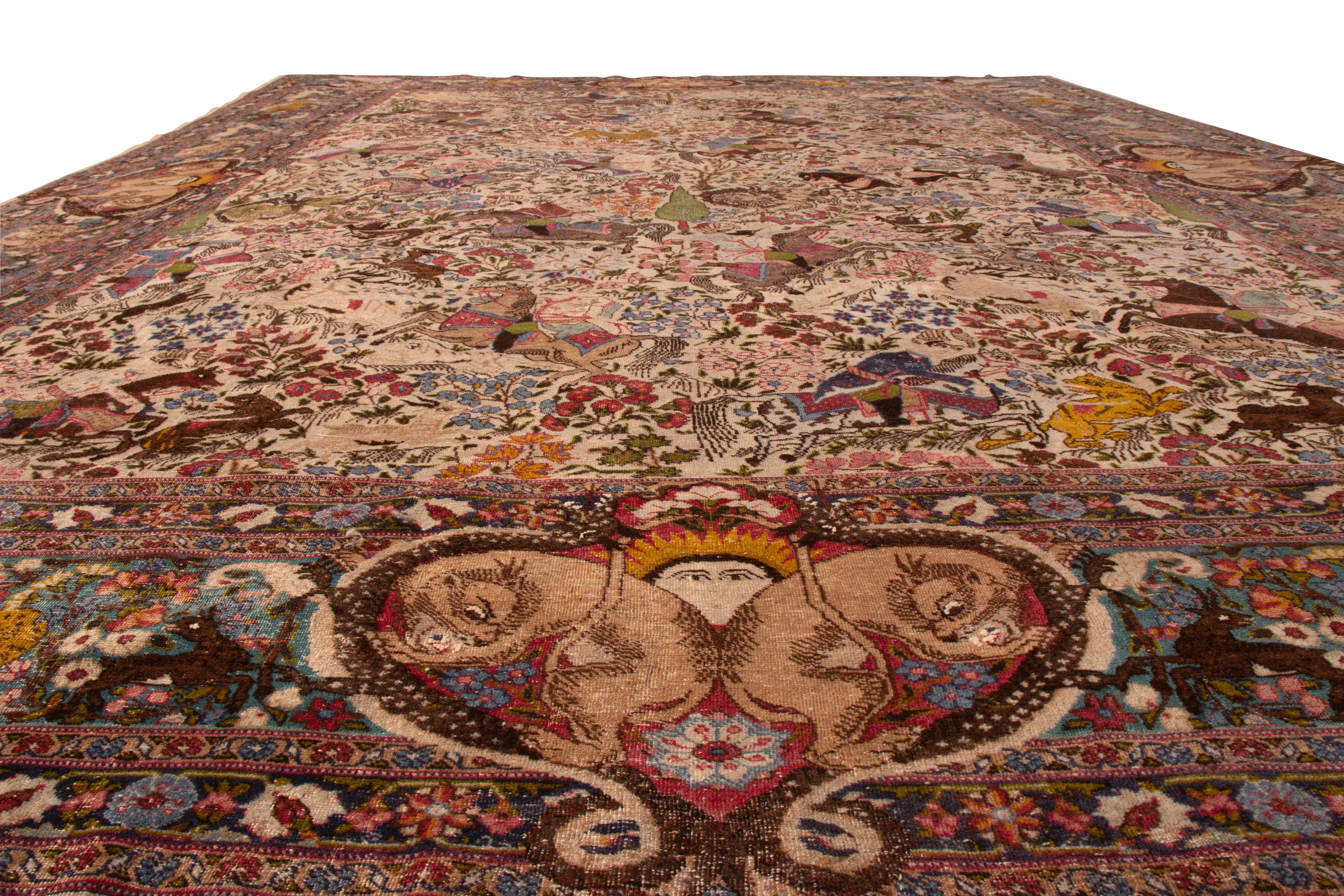 Indien Tapis Tabriz ancien noué à la main beige motif pictural sur toute sa surface par Rug & Kilim en vente