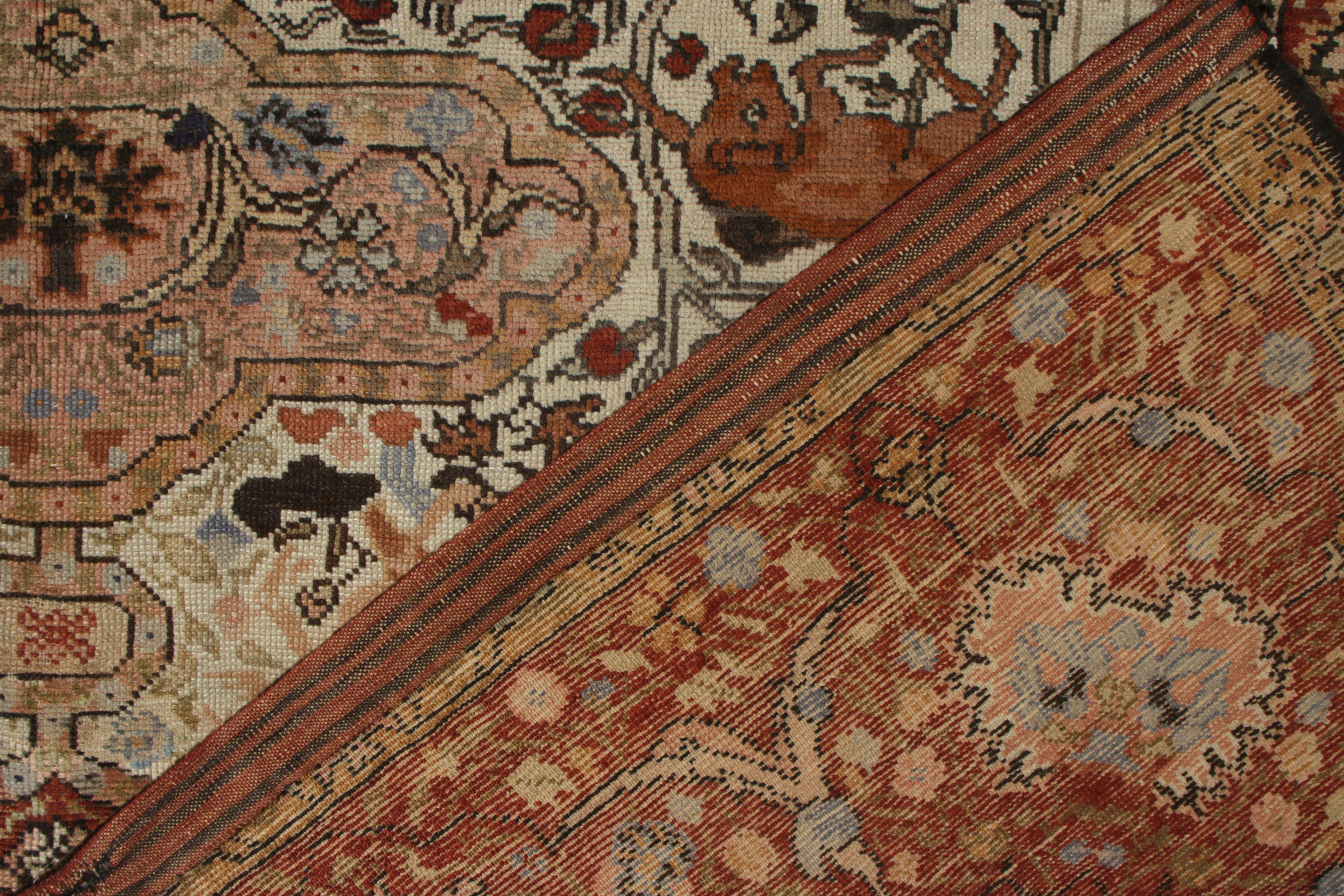 Handgeknüpfter antiker Teppich im Täbris-Stil, rot, beige, malerischer Teppich von Teppich & Kelim (Frühes 20. Jahrhundert)