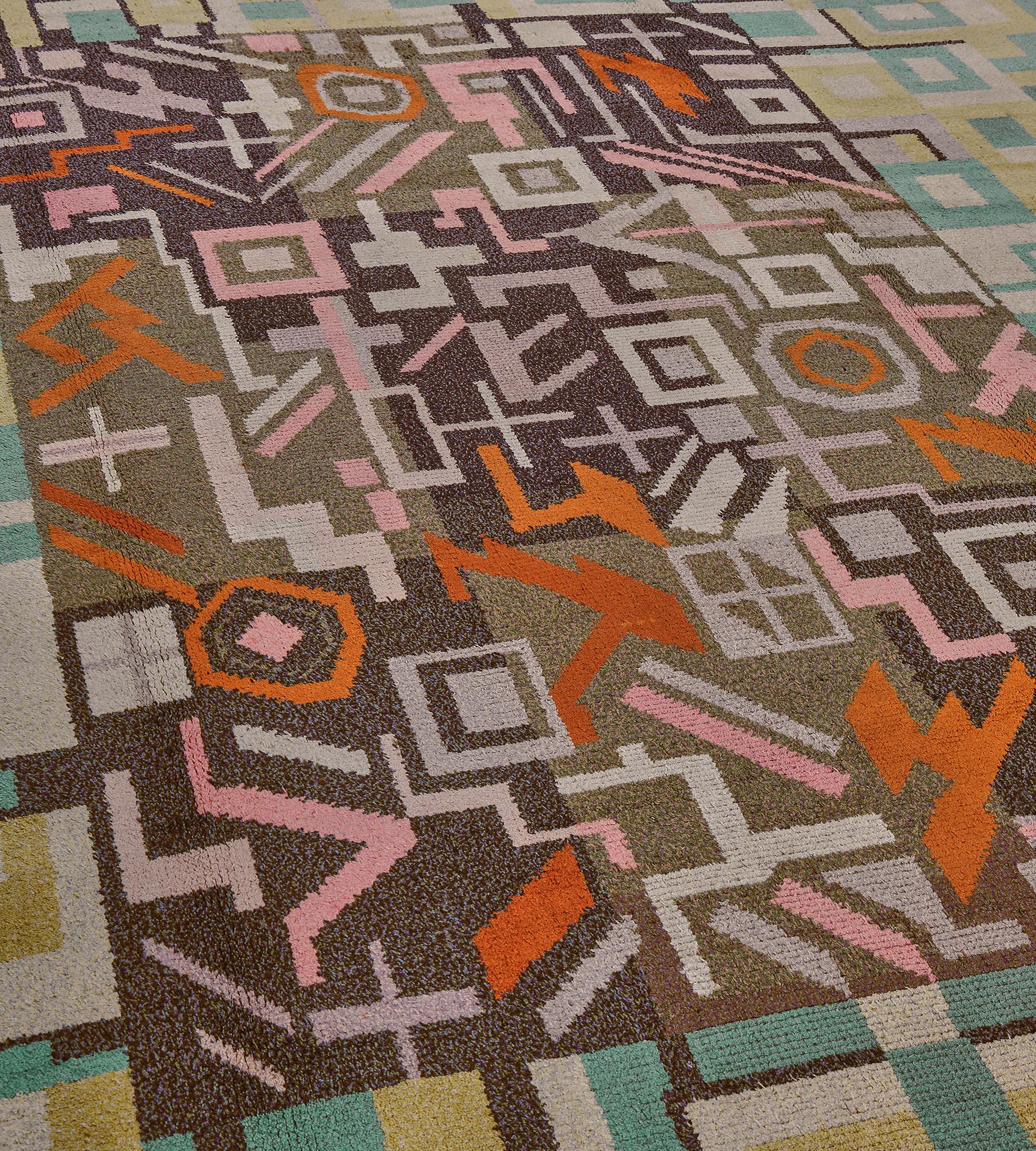 Dieser traditionelle, handgewebte schwedische Teppich hat ein kariertes Feld in Beige und Anthrazit, das von einem unerwarteten geometrischen Muster überlagert wird, mit einer prächtigen türkisfarbenen Deko-Bordüre und einer elfenbeinfarbenen