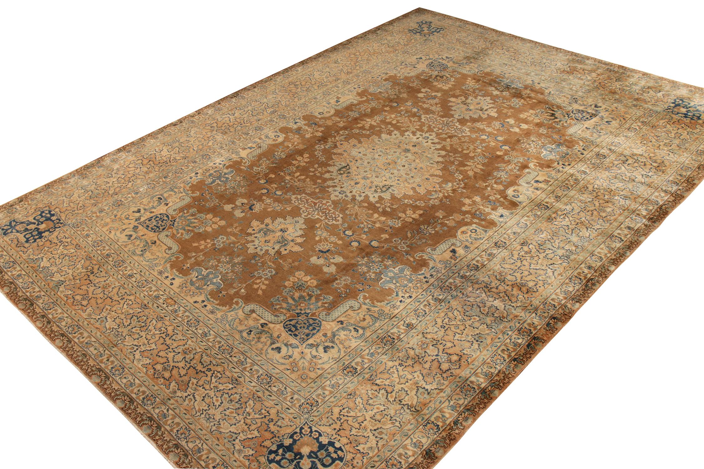Ein 12 x 17 großer persischer Yazd-Teppich aus der Antique & Vintage Collection von Rug & Kilim. Dieser Teppich in Galeriegröße, der sich im Glanz der Seltenheit sonnt, weist ein Medaillonmuster auf, das von Blumen inspiriert ist. Handgeknüpft aus