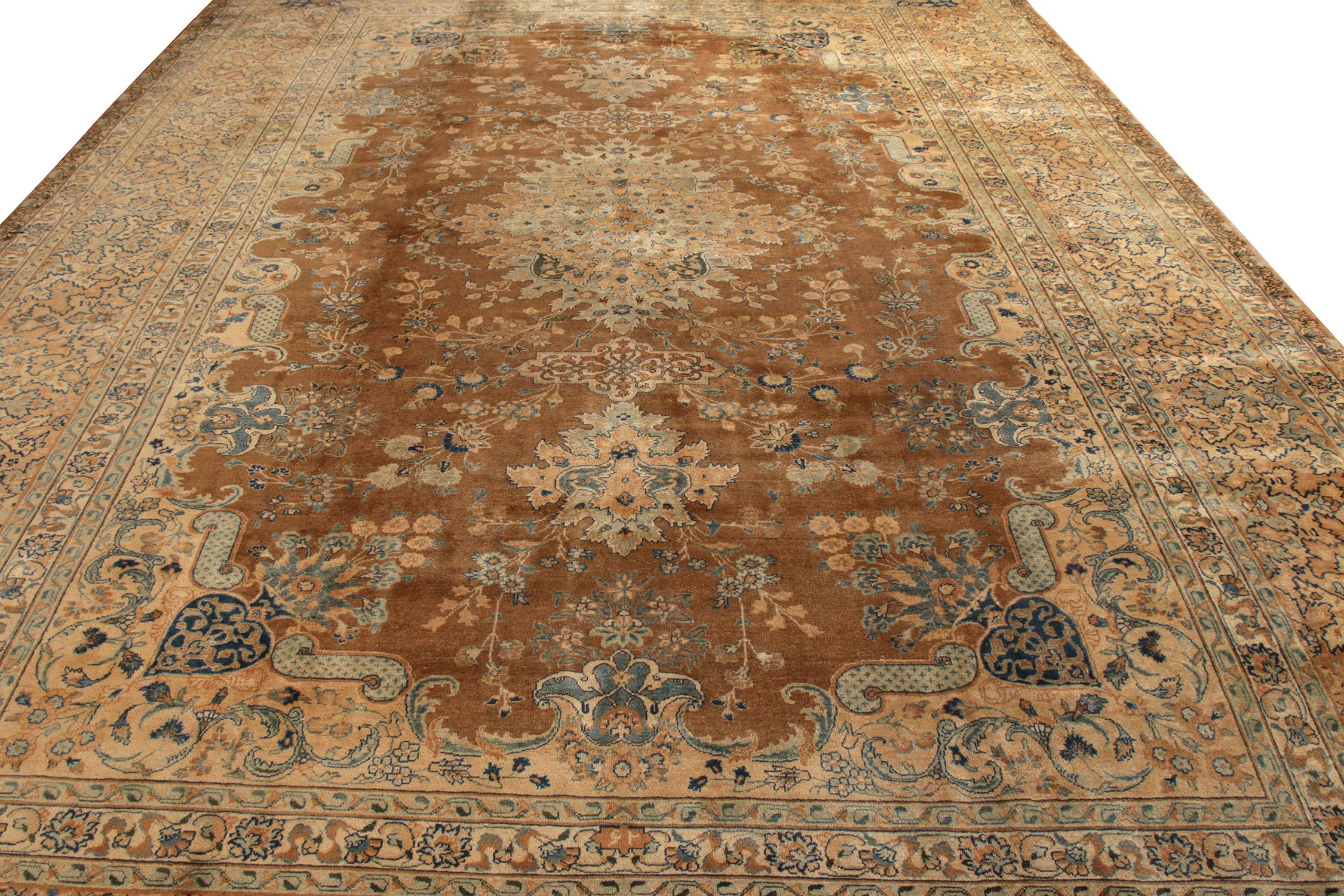 Handgeknüpfter antiker persischer Yazd-Teppich in Beige im Medaillon-Stil von Teppich & Kelim (Sonstiges) im Angebot