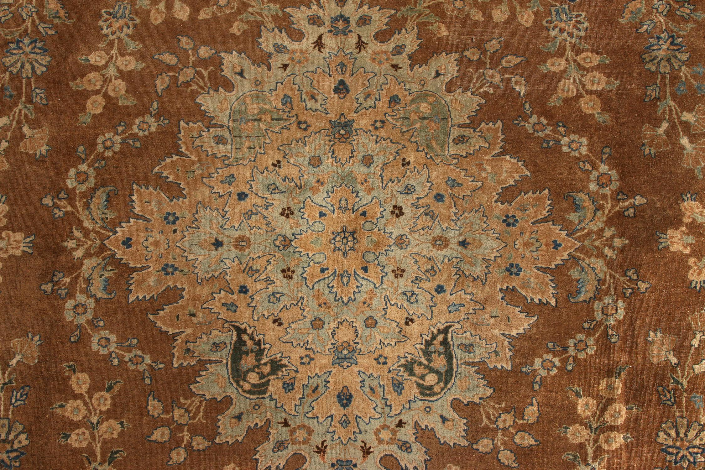 Handgeknüpfter antiker persischer Yazd-Teppich in Beige im Medaillon-Stil von Teppich & Kelim (Persisch) im Angebot