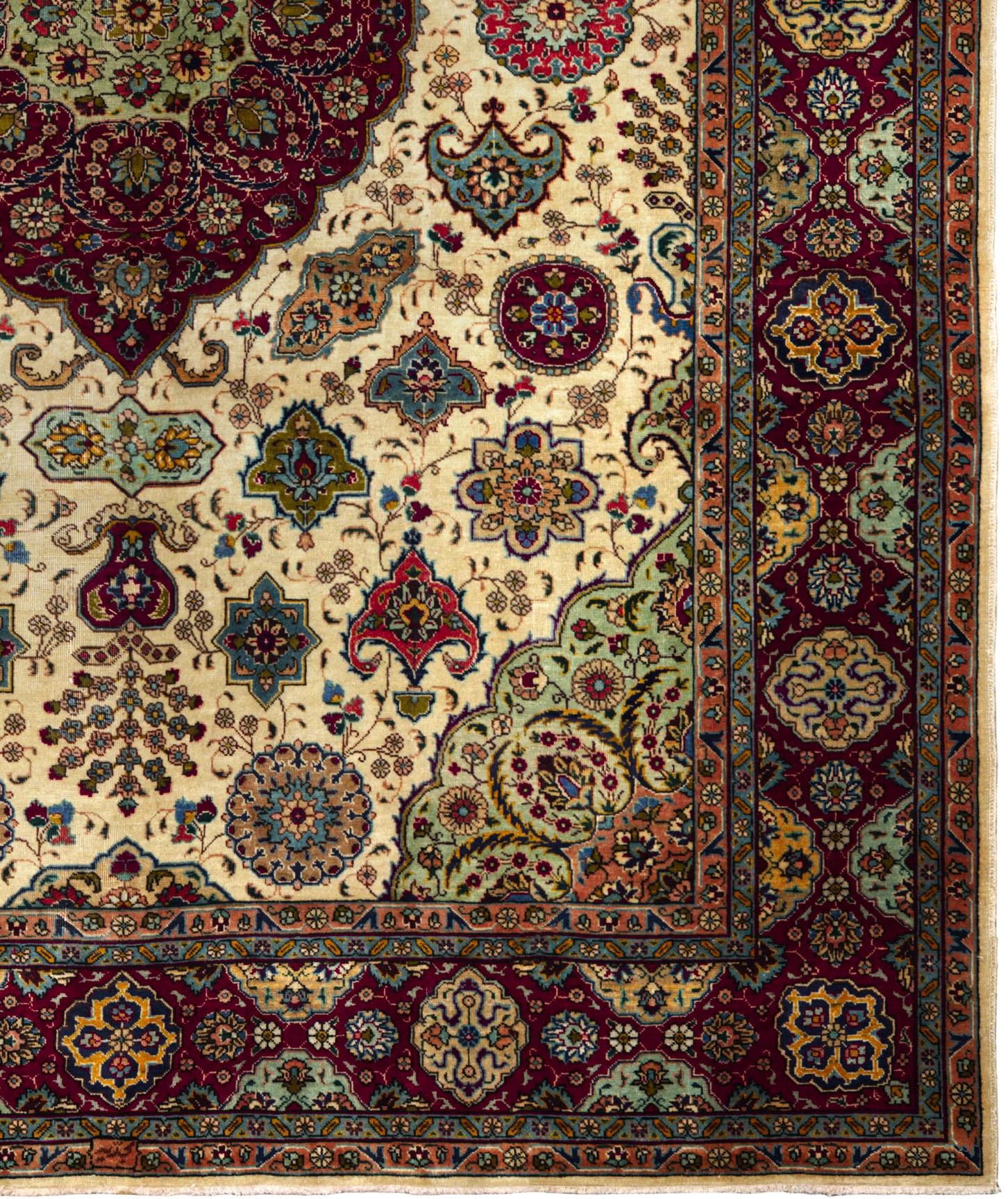 Tapis de sol noué à la main - Style Tabriz - Ivoire Vert Cramoisi Excellent état - En vente à Dallas, TX