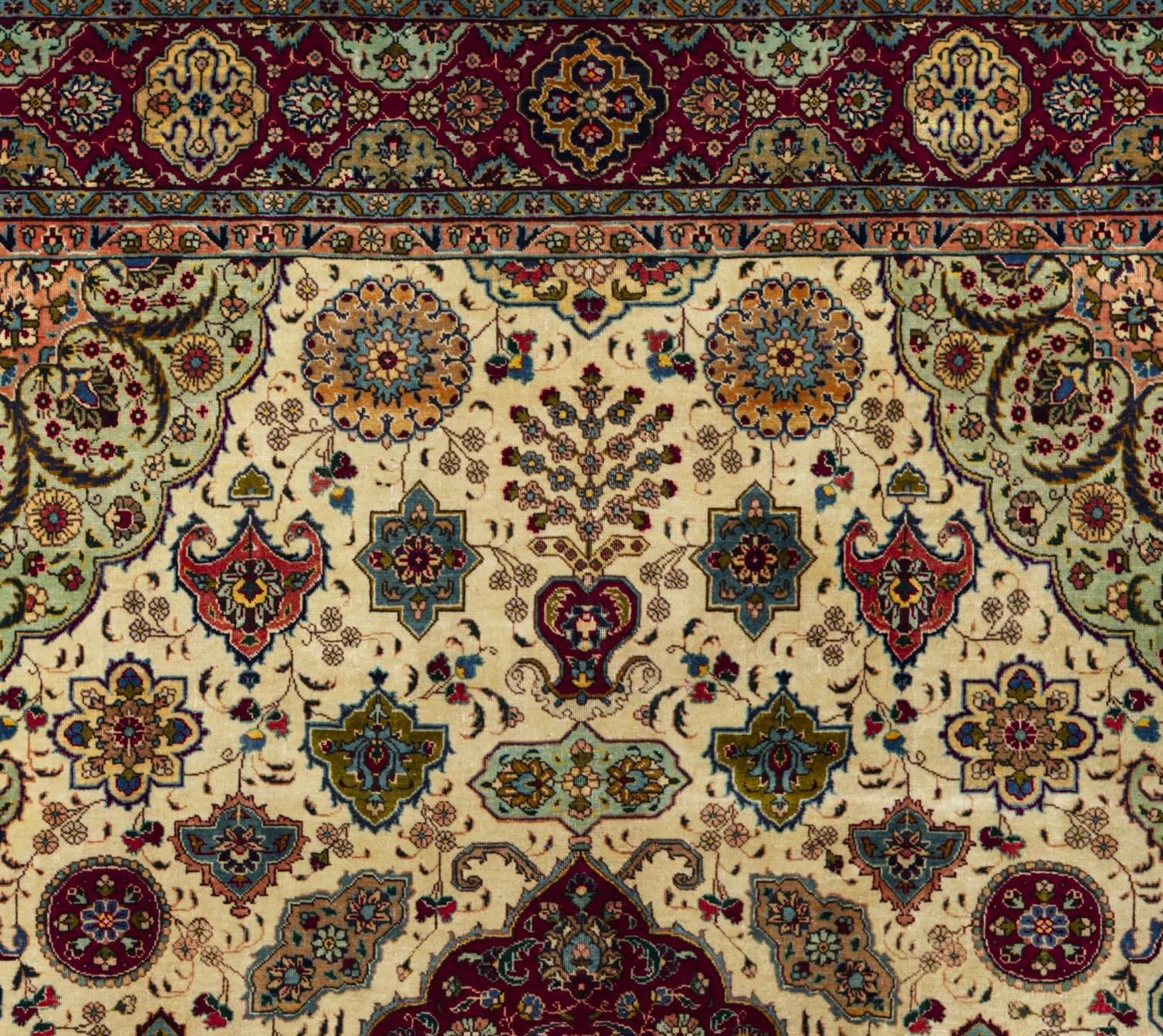 Tapis de sol noué à la main - Style Tabriz - Ivoire Vert Cramoisi en vente 1