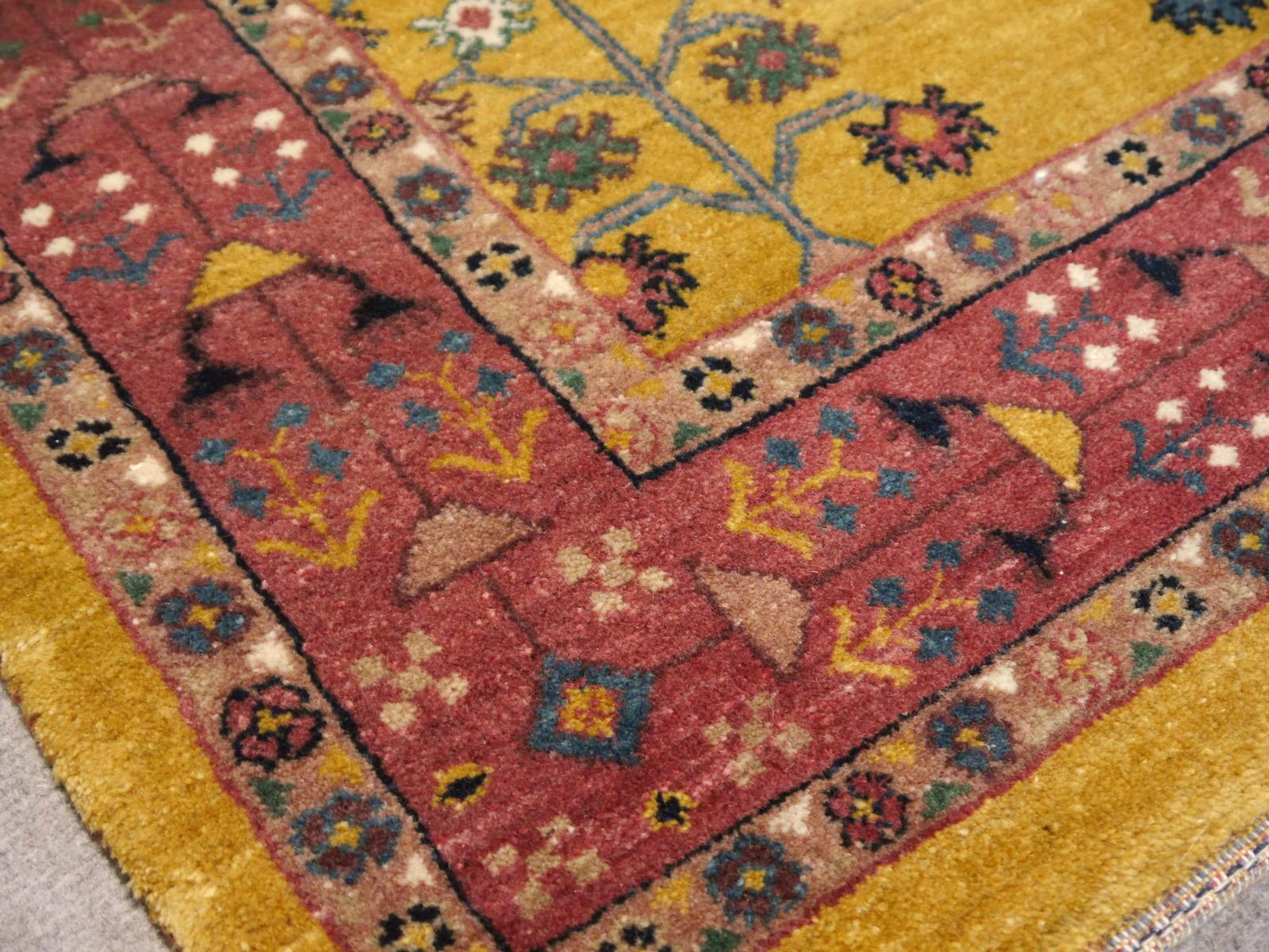 Persischer Design-Teppich mit Lebensbäumen aus handgeknüpfter Wolle, Kollektion Djoharian (Stammeskunst) im Angebot