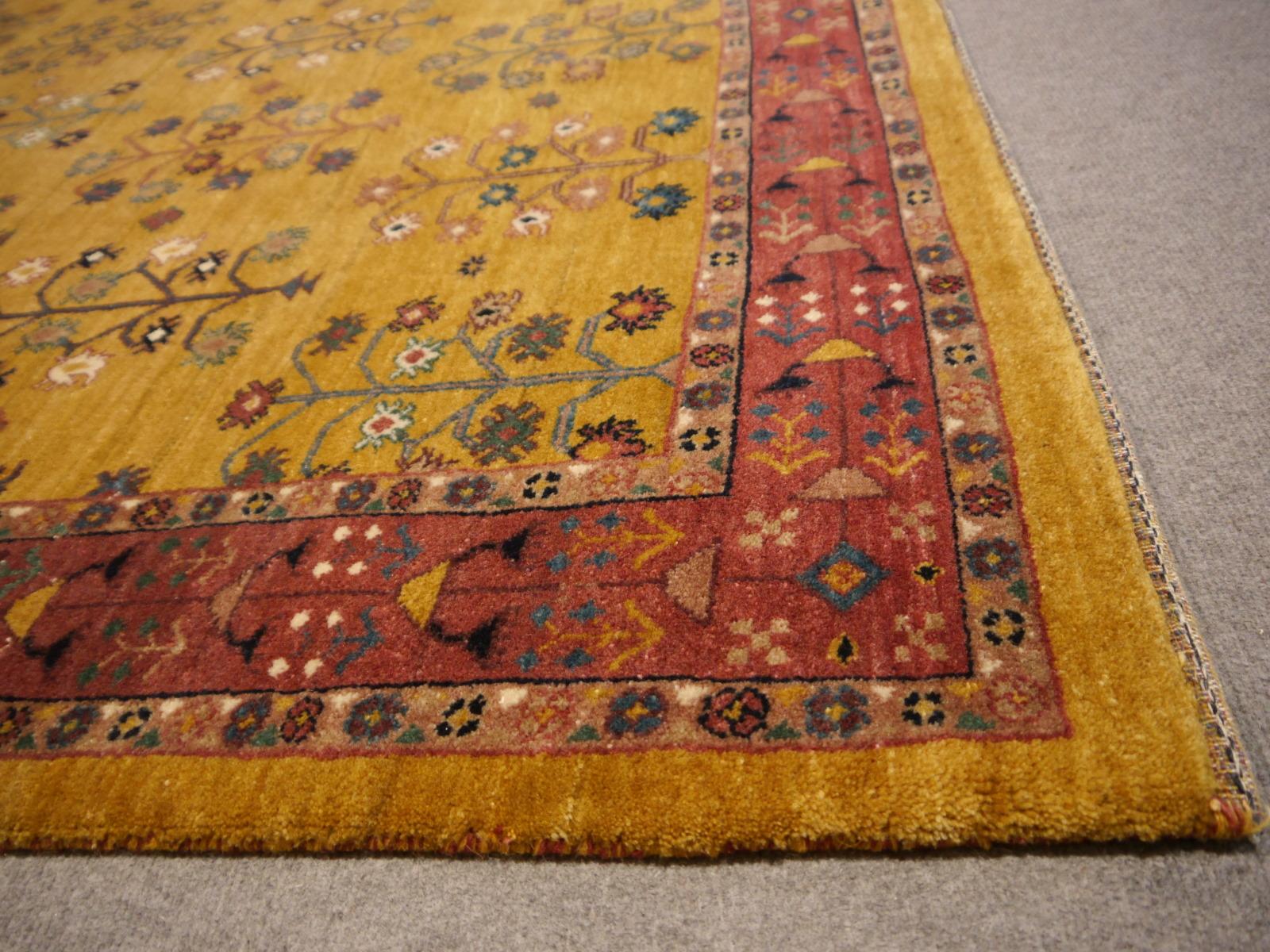 Persischer Design-Teppich mit Lebensbäumen aus handgeknüpfter Wolle, Kollektion Djoharian (Indisch) im Angebot