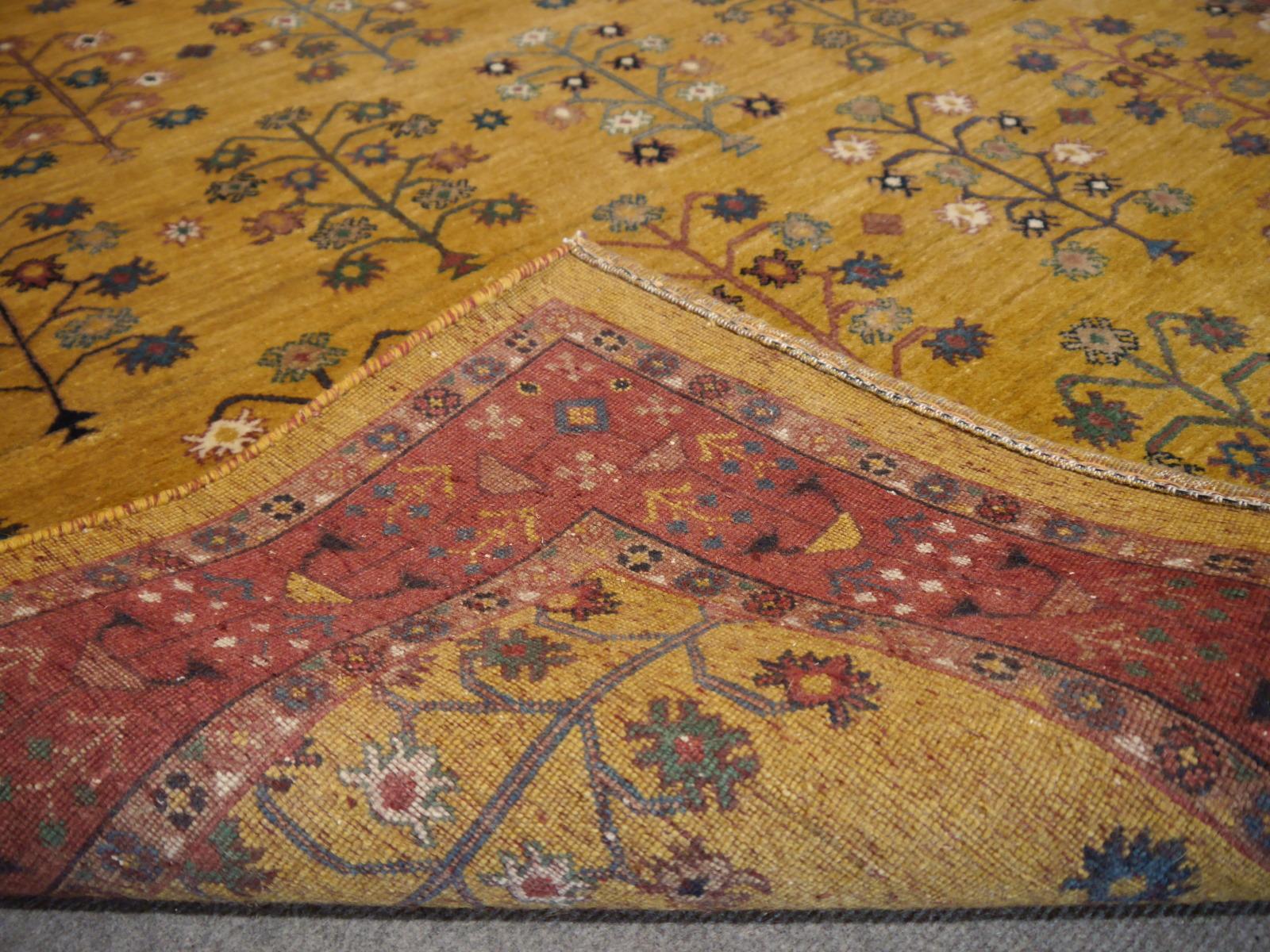 Persischer Design-Teppich mit Lebensbäumen aus handgeknüpfter Wolle, Kollektion Djoharian (Handgeknüpft) im Angebot