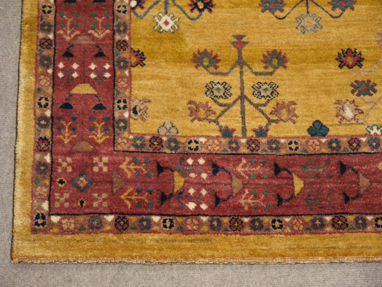 Persischer Design-Teppich mit Lebensbäumen aus handgeknüpfter Wolle, Kollektion Djoharian (21. Jahrhundert und zeitgenössisch) im Angebot