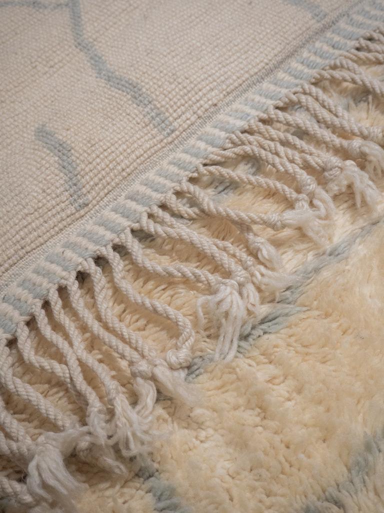 Hand-Knotted Beni Mrirt Moroccan Wool Rug 10’x14’ with Minimalist Linear Design In New Condition For Sale In Marrakech, MA