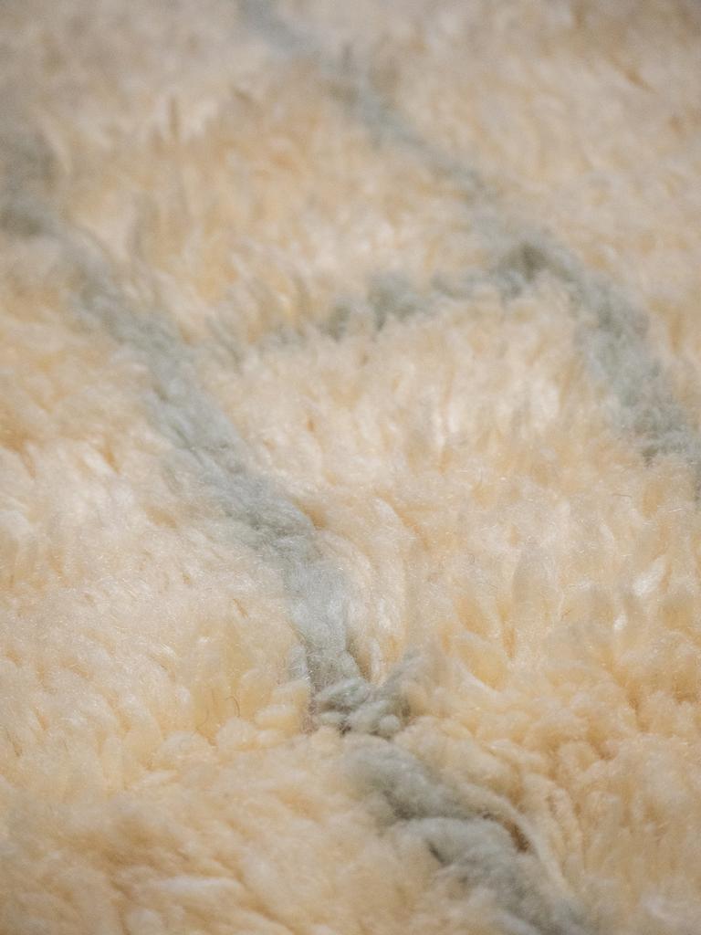 Hand-Crafted Hand-Knotted Beni Mrirt Moroccan Wool Rug 4’x6’ with Minimalist Linear Design For Sale