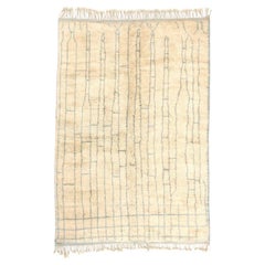 Handgeknüpfter Beni Mrirt Marokkanischer Wollteppich 8'x10' mit minimalistischem linearen Design