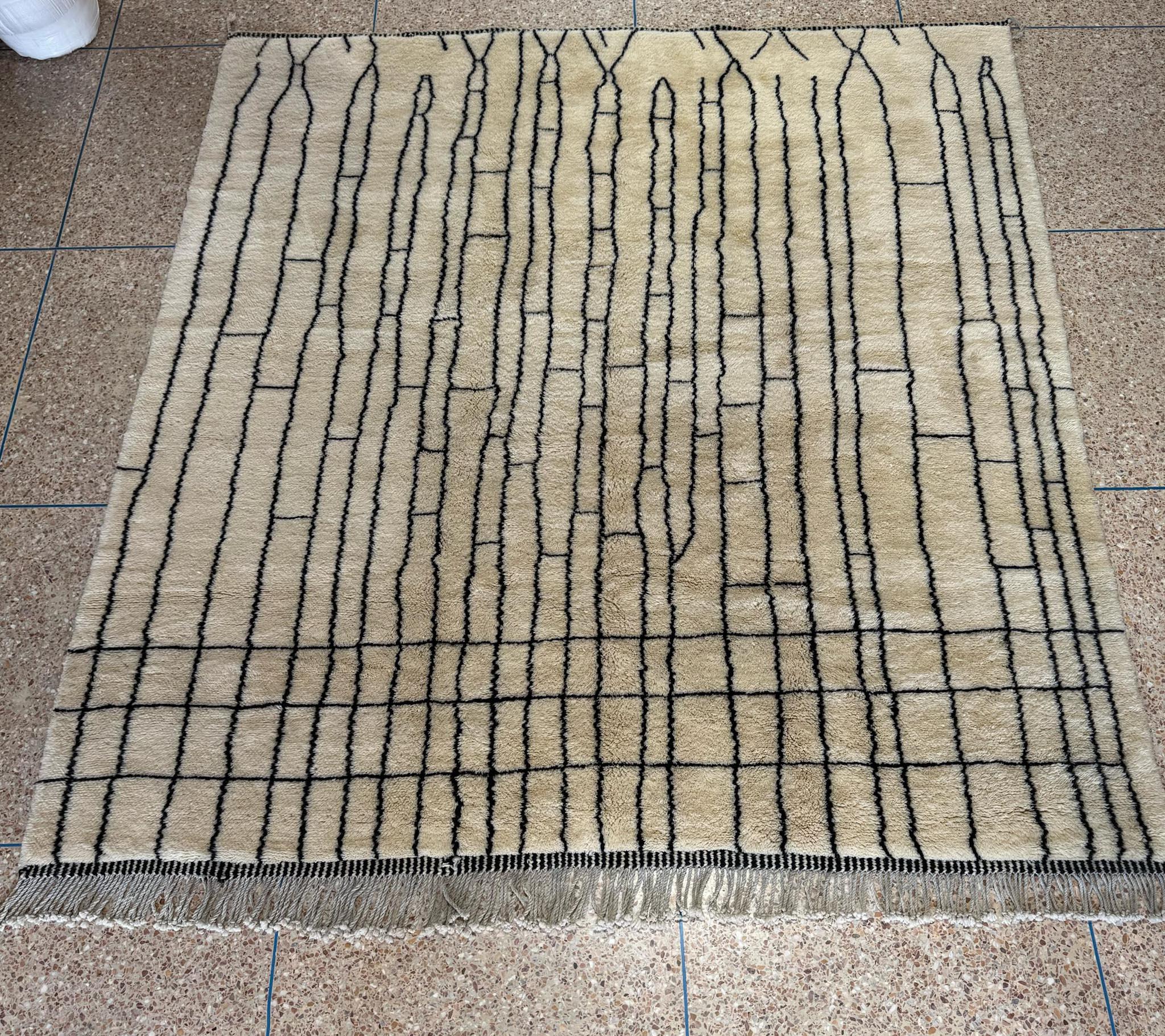 Bohémien Tappeto in lana marocchina Beni Mrirt annodato a mano 9,5'x10' con design lineare minimalista in vendita