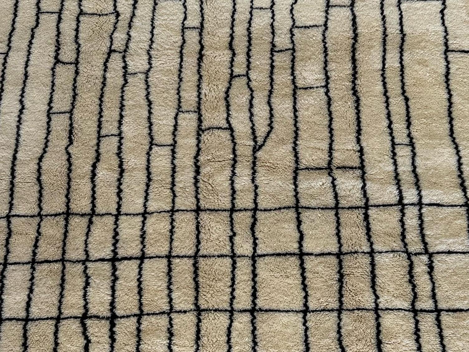 Marocchino Tappeto in lana marocchina Beni Mrirt annodato a mano 9,5'x10' con design lineare minimalista in vendita