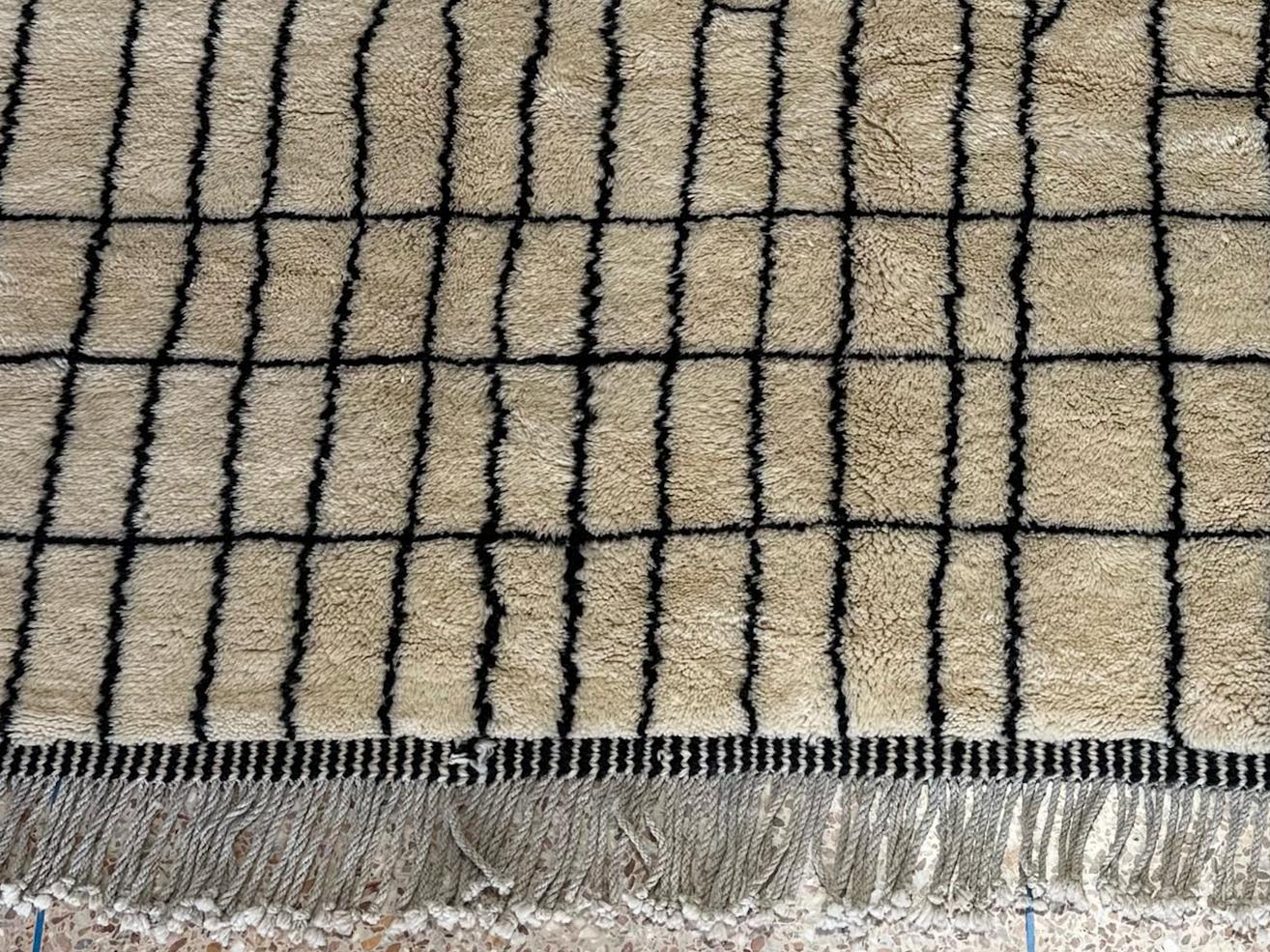 Fatto a mano Tappeto in lana marocchina Beni Mrirt annodato a mano 9,5'x10' con design lineare minimalista in vendita