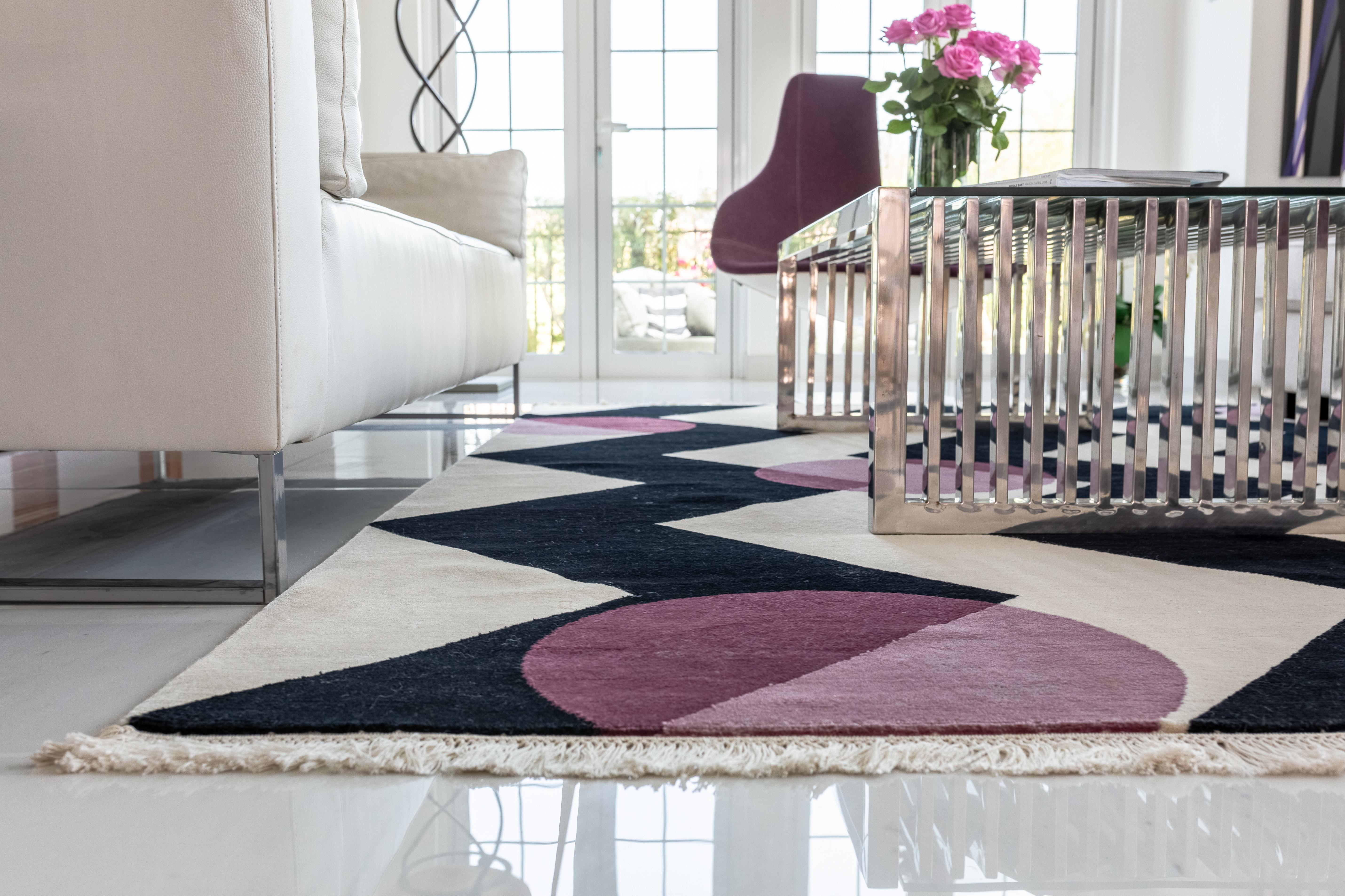 Teppich Kirschbaum Rosa  Geometrisches Zickzack Schwarz Weiß Beige Fuchsia Wool Carpets CC im Zustand „Neu“ im Angebot in Dubai, Dubai