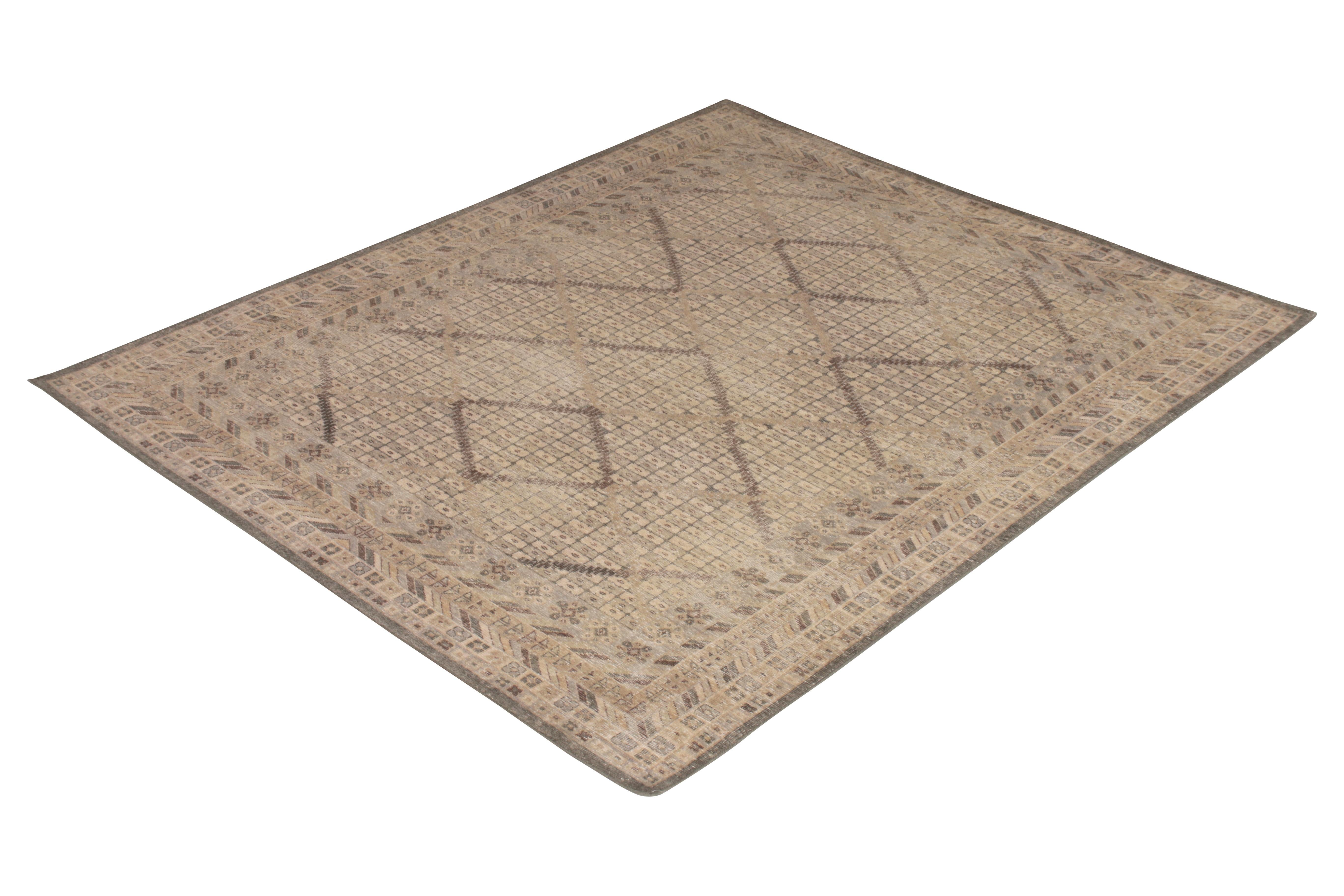 Ce tapis Classic noué à la main fait partie des derniers ajouts à la collection Homage de Rug & Kilim, une ambitieuse encyclopédie de périodes sur mesure qui reprend et réinvente une gamme sans précédent de styles internationaux, y compris des