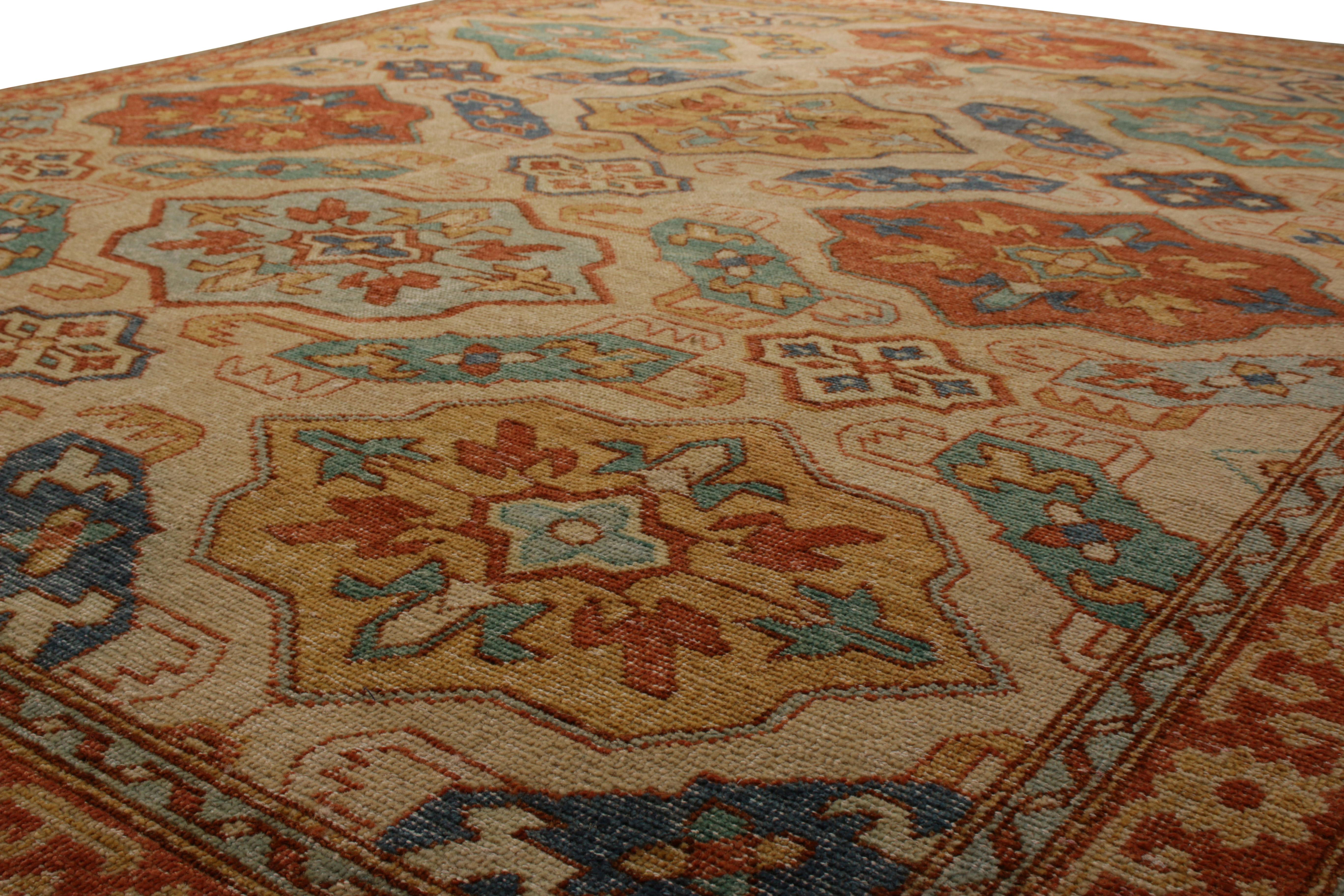 Indiano Rug & Kilim è un tappeto annodato a mano in stile classico con motivi geometrici beige e oro. in vendita