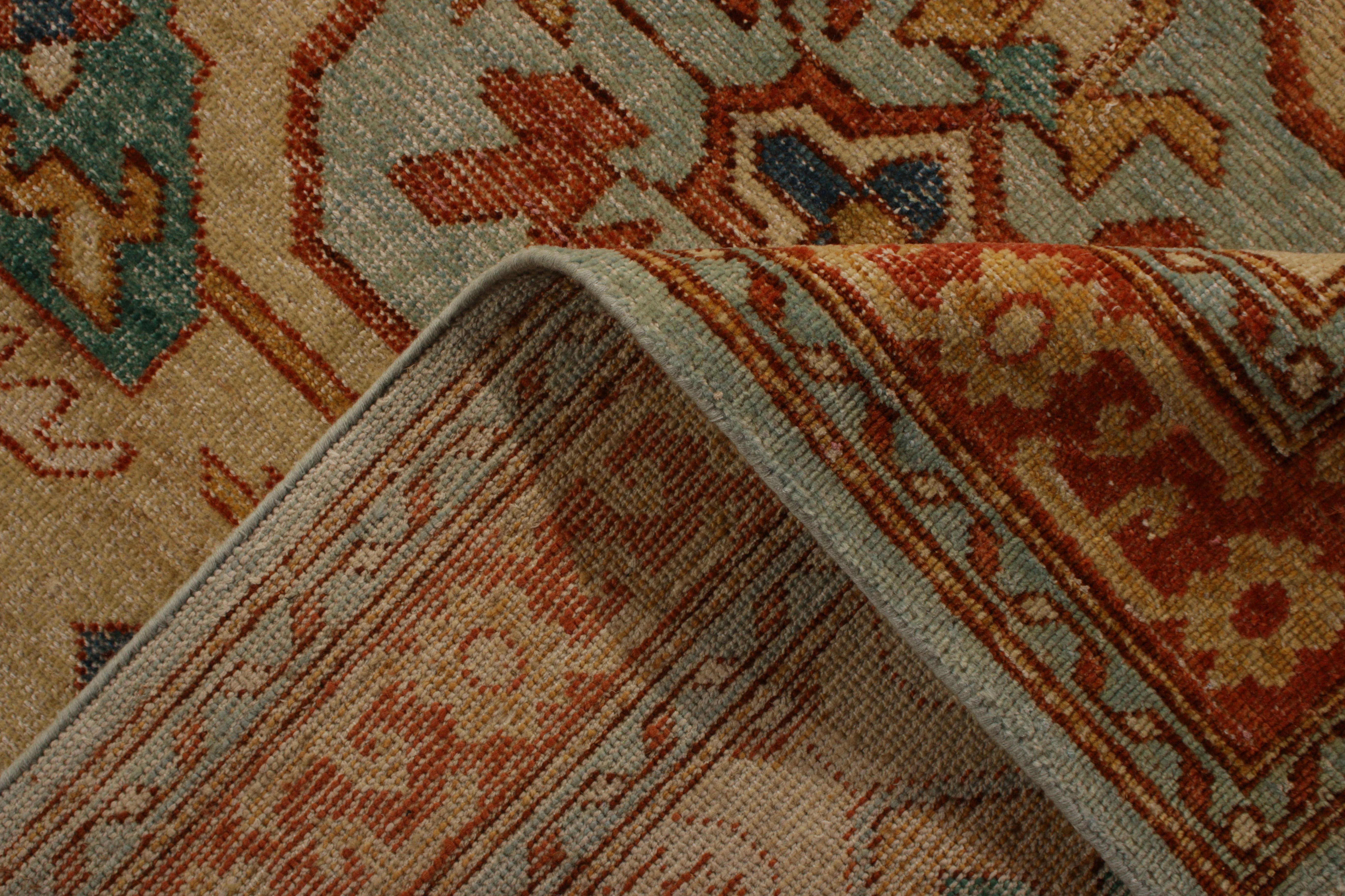 Annodato a mano Rug & Kilim è un tappeto annodato a mano in stile classico con motivi geometrici beige e oro. in vendita