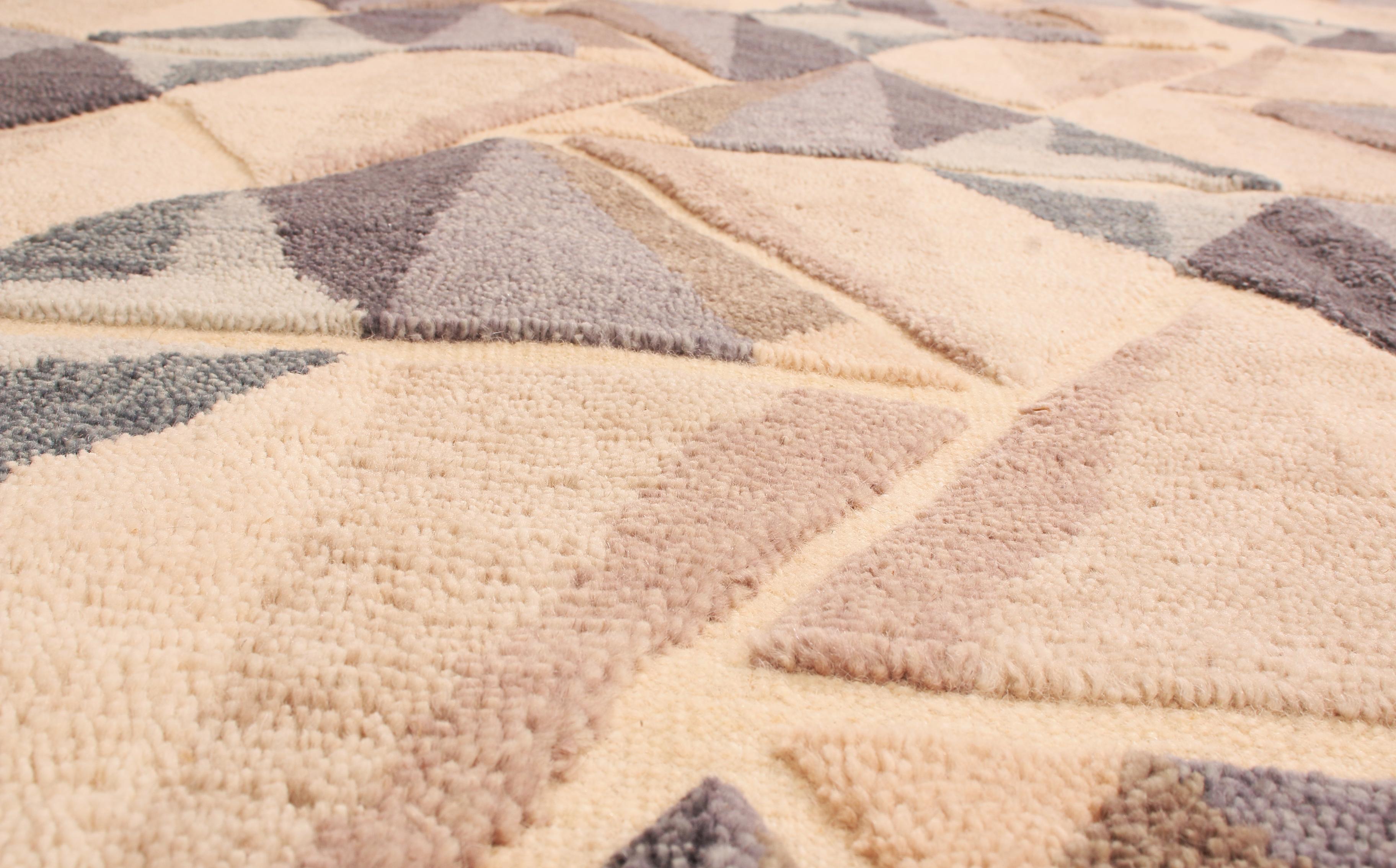 Tappeto geometrico contemporaneo in lana beige e grigio annodato a mano In condizioni Nuovo in vendita a Long Island City, NY