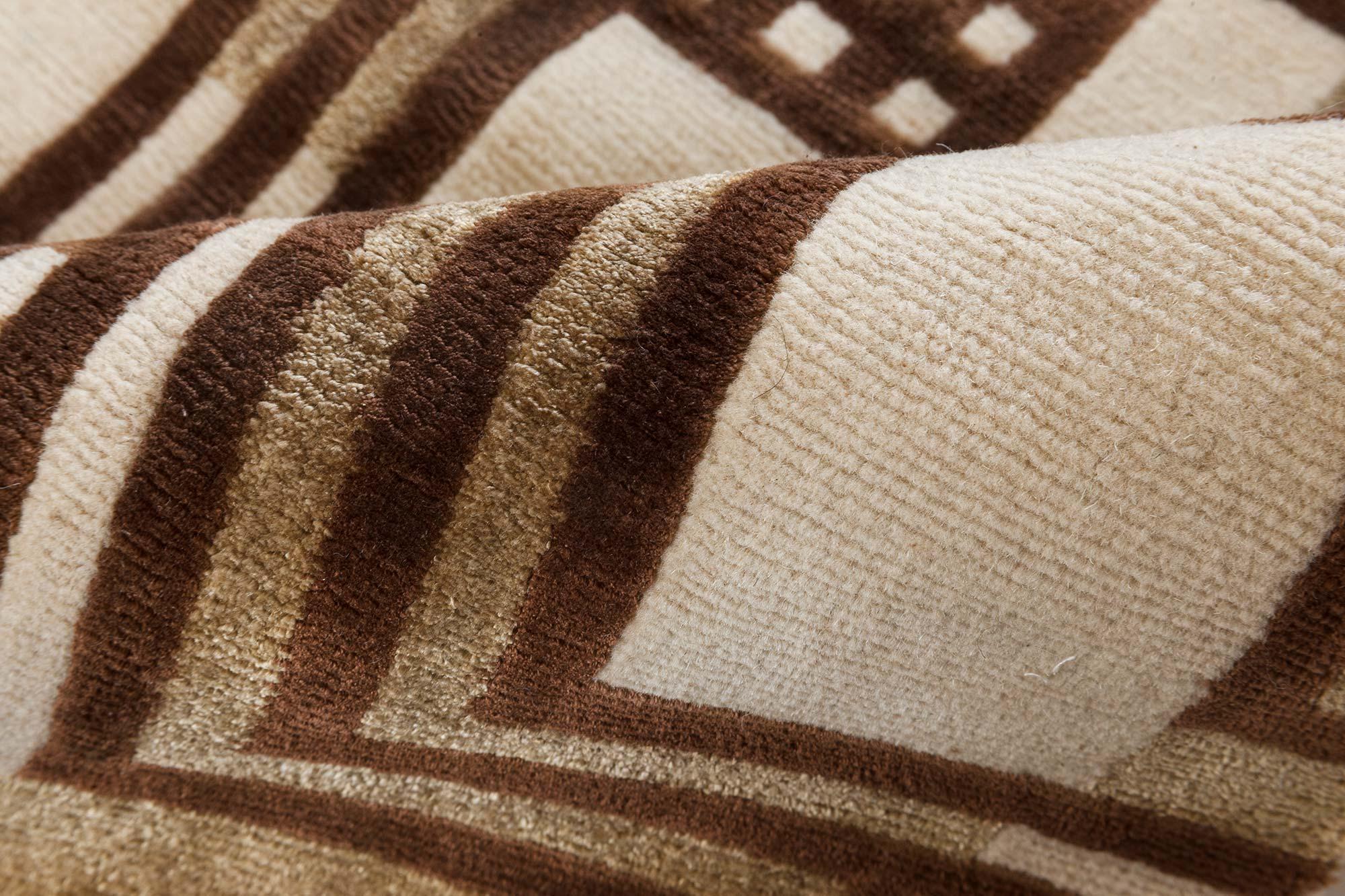 Tappeto Maze contemporaneo annodato a mano in seta e lana di Doris Leslie Blau.
Dimensioni: 5,1