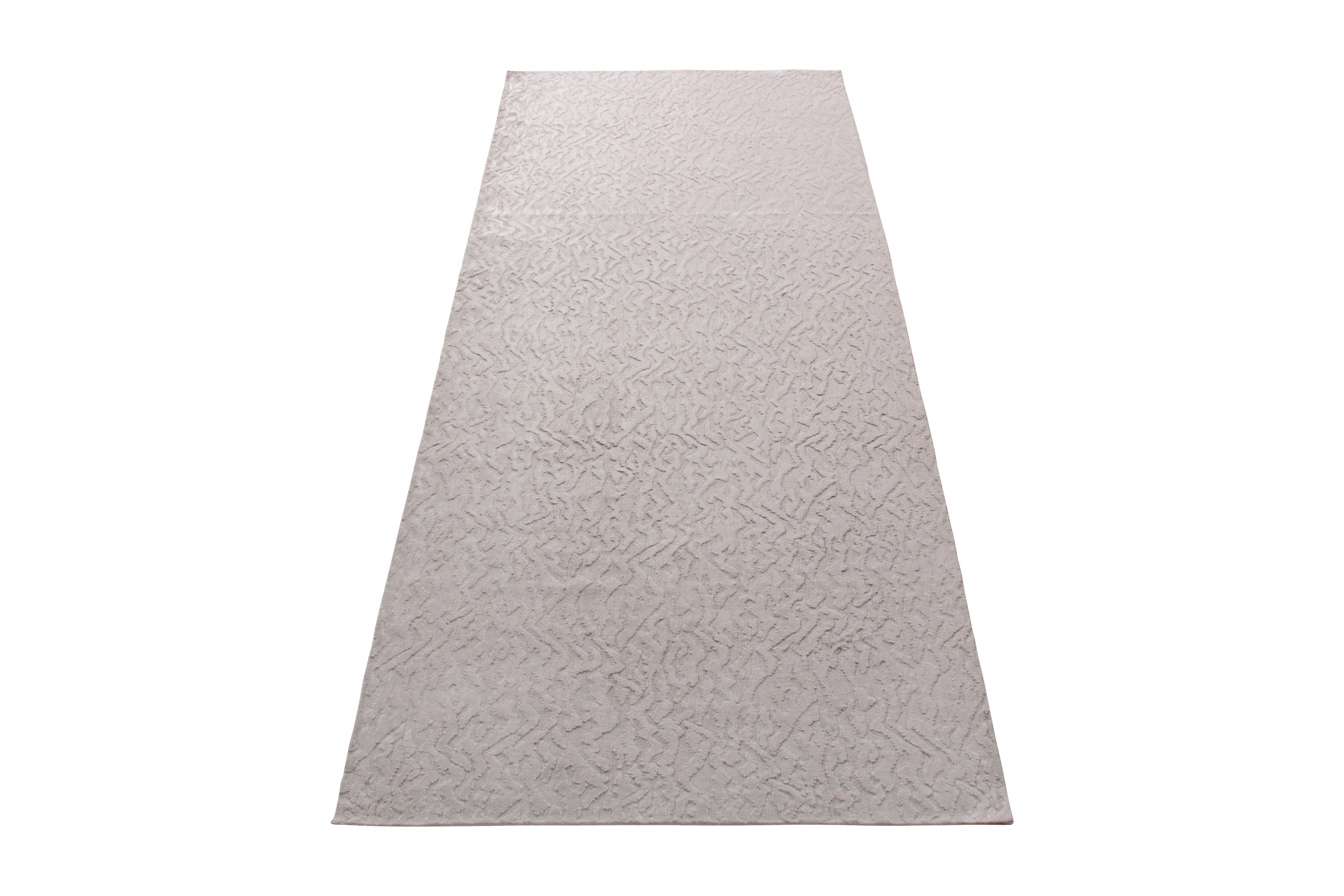 Dieser moderne Teppich aus der neuen und modernen Kollektion von Rug & Kilim zeichnet sich durch ein geometrisches Muster aus, das dem bequemen, vielseitigen silbergrauen Farbton einen subtilen Charakter verleiht - ergänzt durch den subtilen Glanz