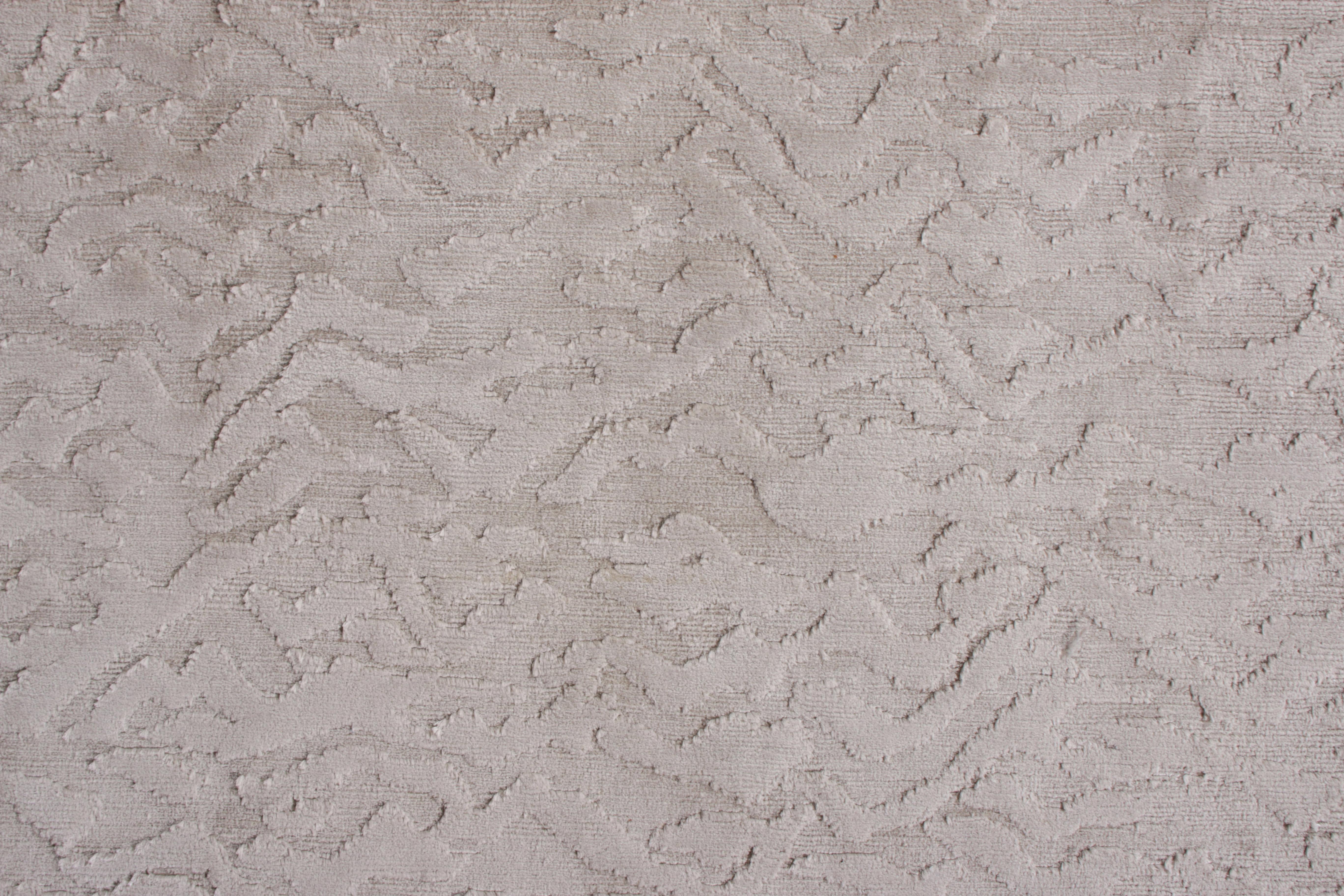 Handgeknüpfter zeitgenössischer Teppich mit grauem strukturiertem geometrischem Muster aus Teppich und Kelim (Nepalesisch) im Angebot