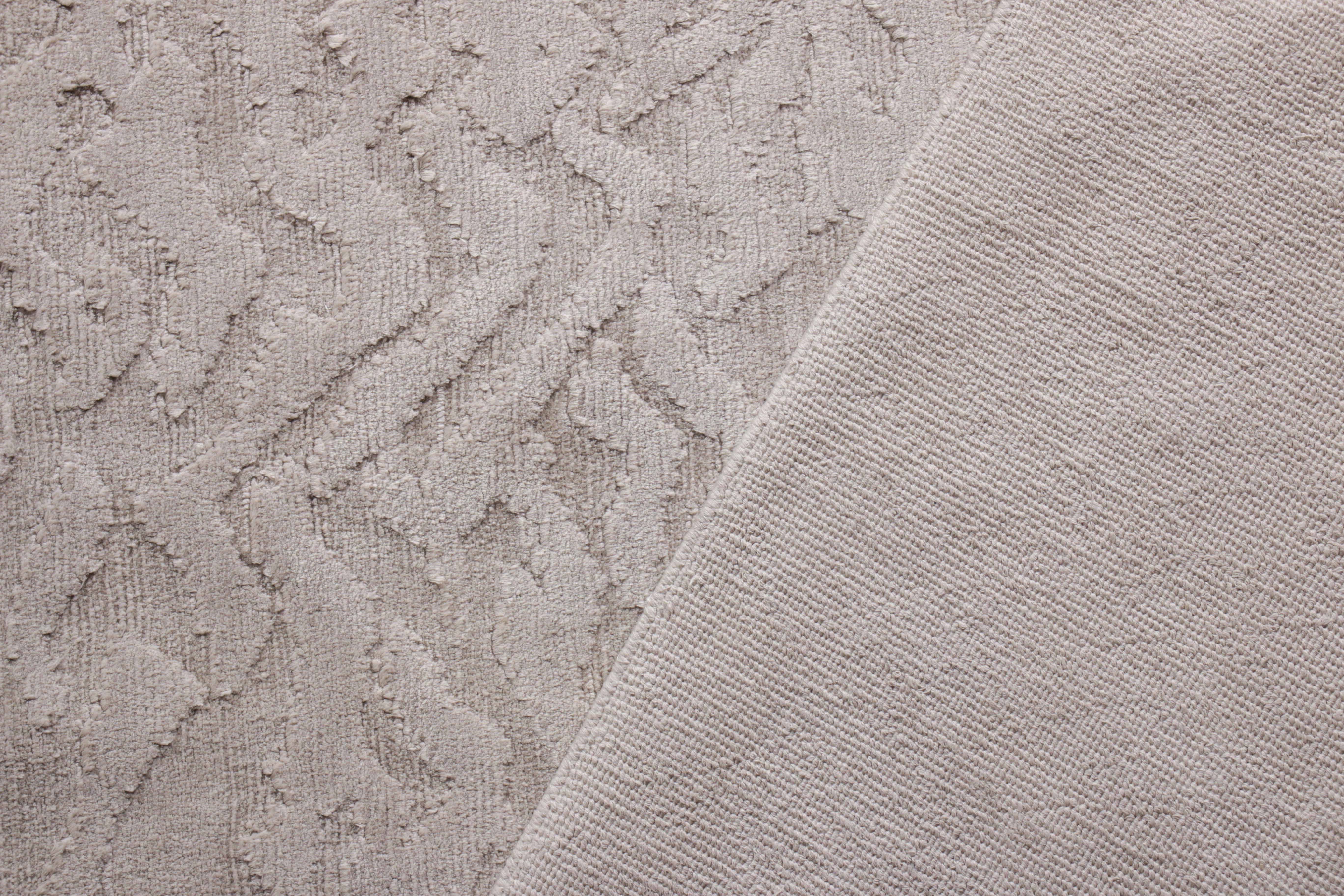 Handgeknüpfter zeitgenössischer Teppich mit grauem strukturiertem geometrischem Muster aus Teppich und Kelim im Zustand „Neu“ im Angebot in Long Island City, NY