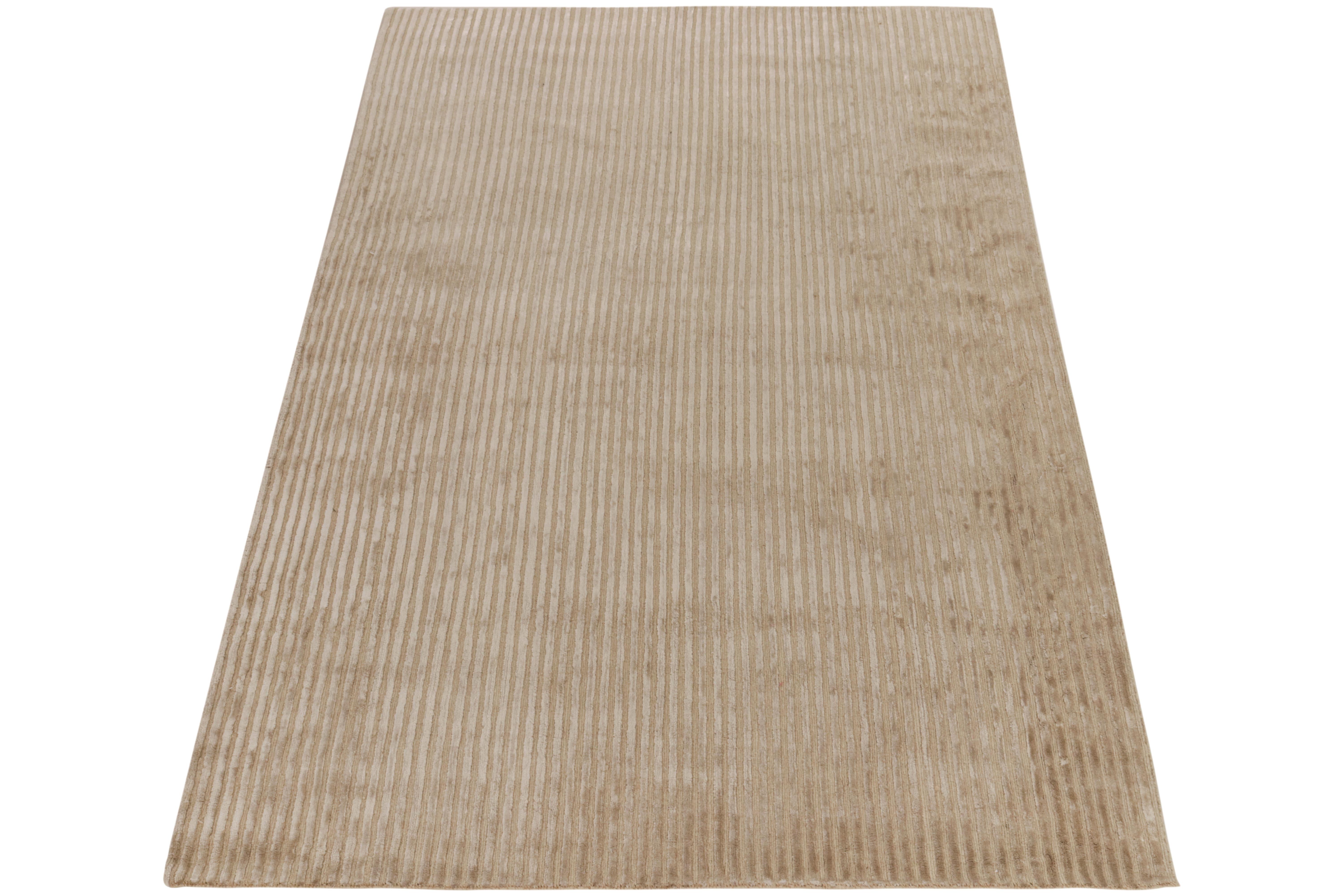 Anudada a mano en fina lana y seda, una pieza contemporánea de la colección Textura de color de Rug & Kilim. La alfombra de 4x7 observa una sutileza acanalada alta y baja en deliciosos tonos de beige que complementan el brillo natural de la seda.