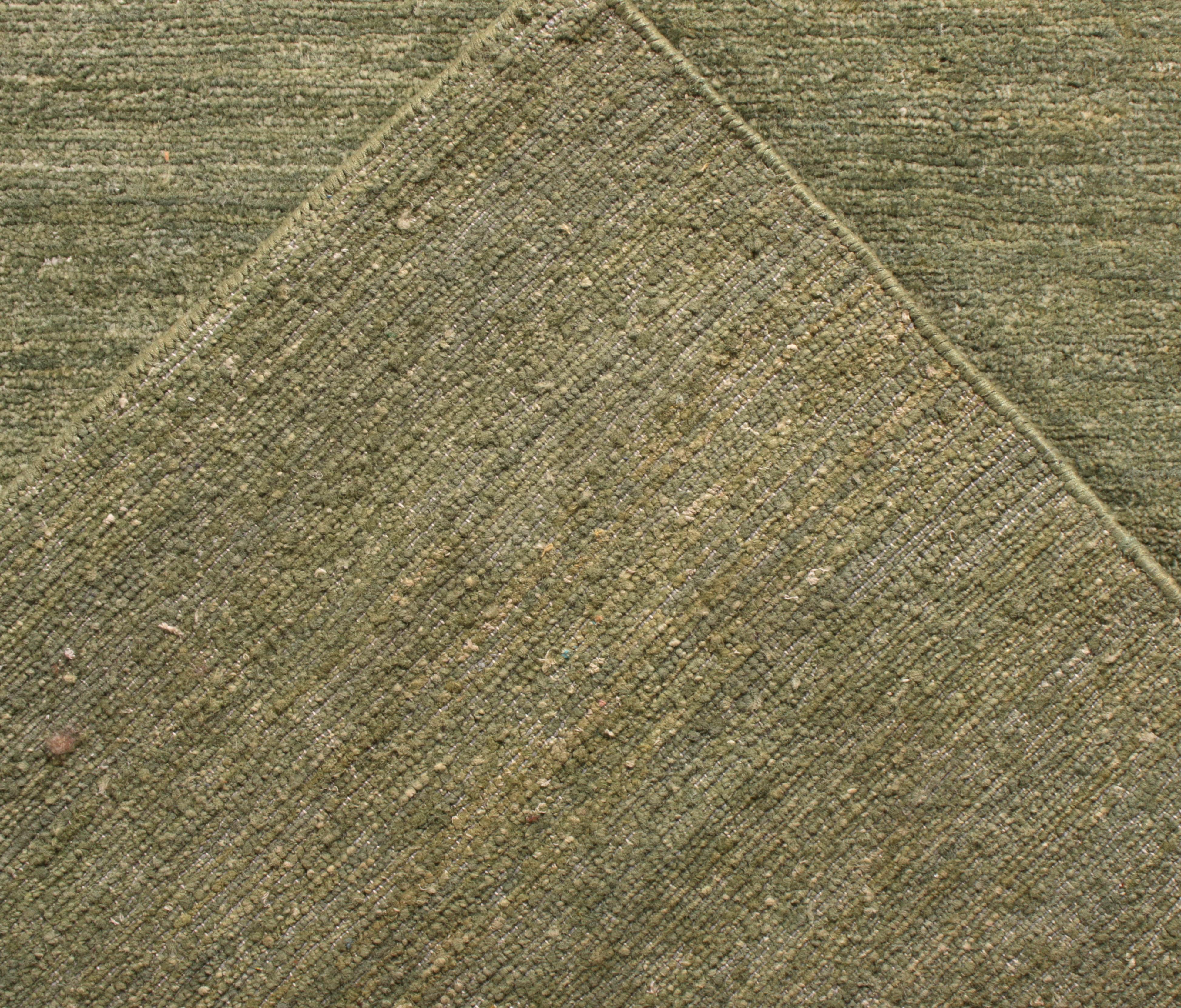 Rug & Kilim's handgeknüpfter fester Teppich in Grün im Angebot 1