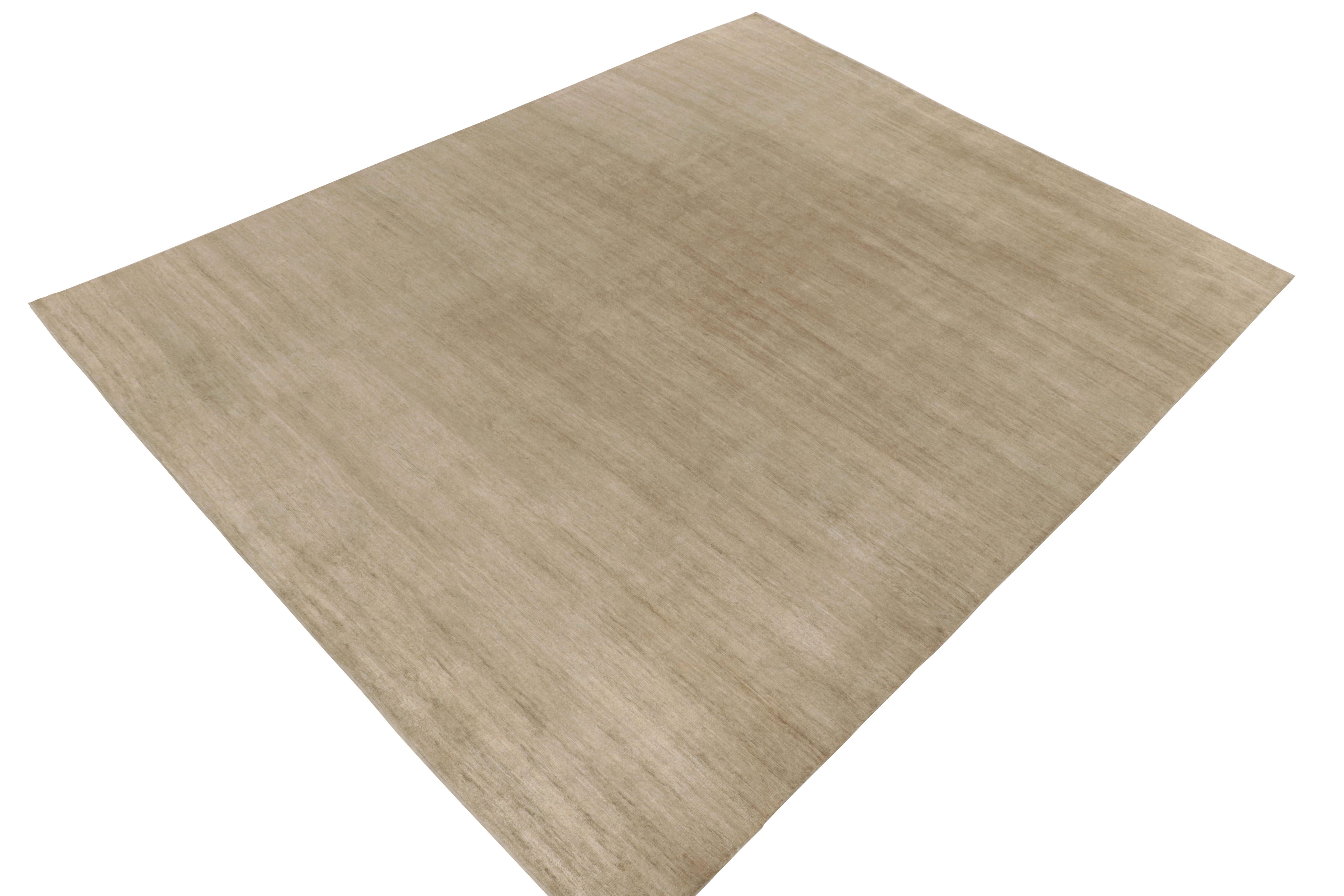 Un tapis 11x14 de la collection moderne Texture of Color de Rug & Kilim. Ce tapis a une personnalité réfléchie dans des tons beige-marron unis, avec un mélange complexe de fils pour une interprétation polyvalente des rayures. Nouée à la main en