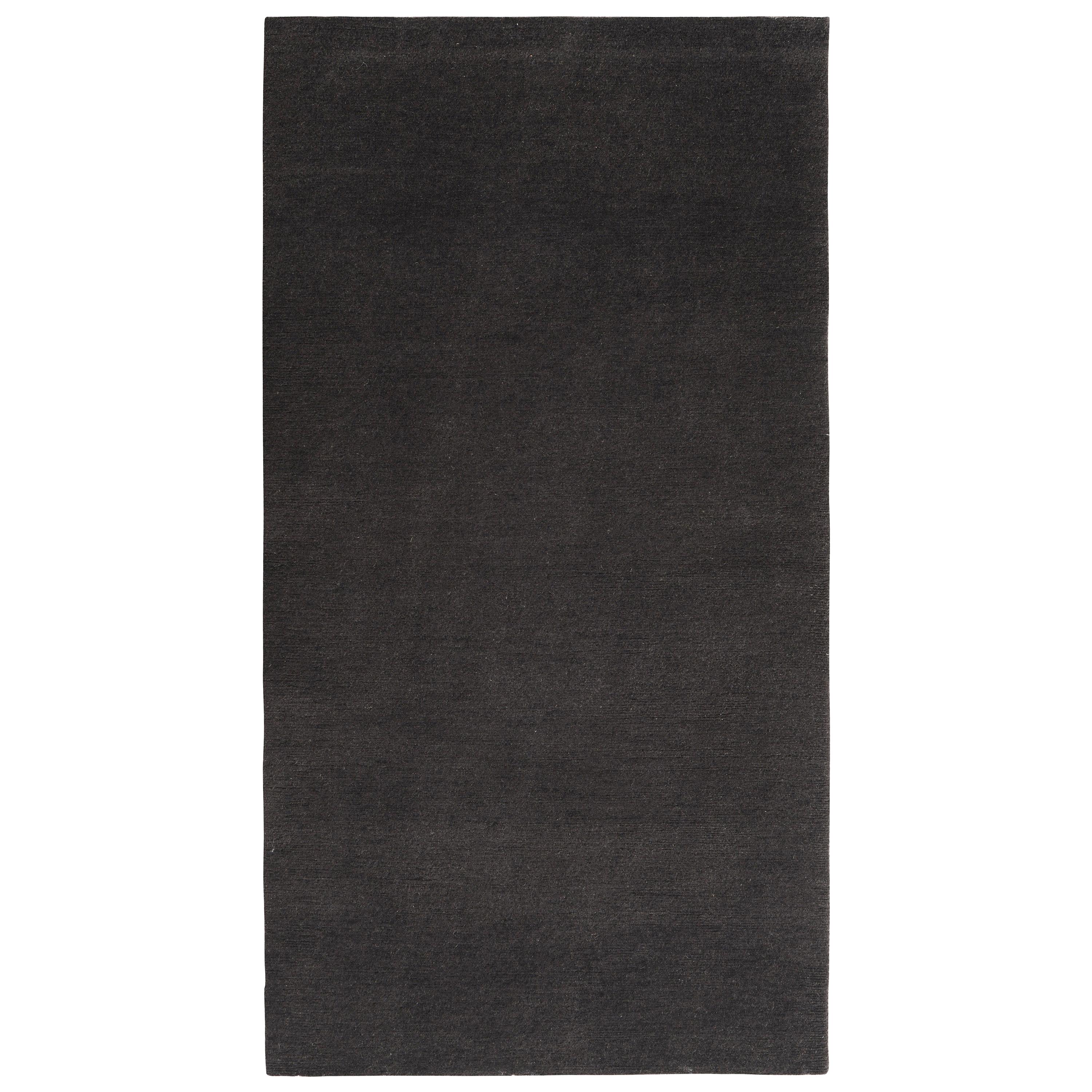 Alfombra Corredera Contemporánea Sólida Negra Anudada a Mano de Rugs & Kilim