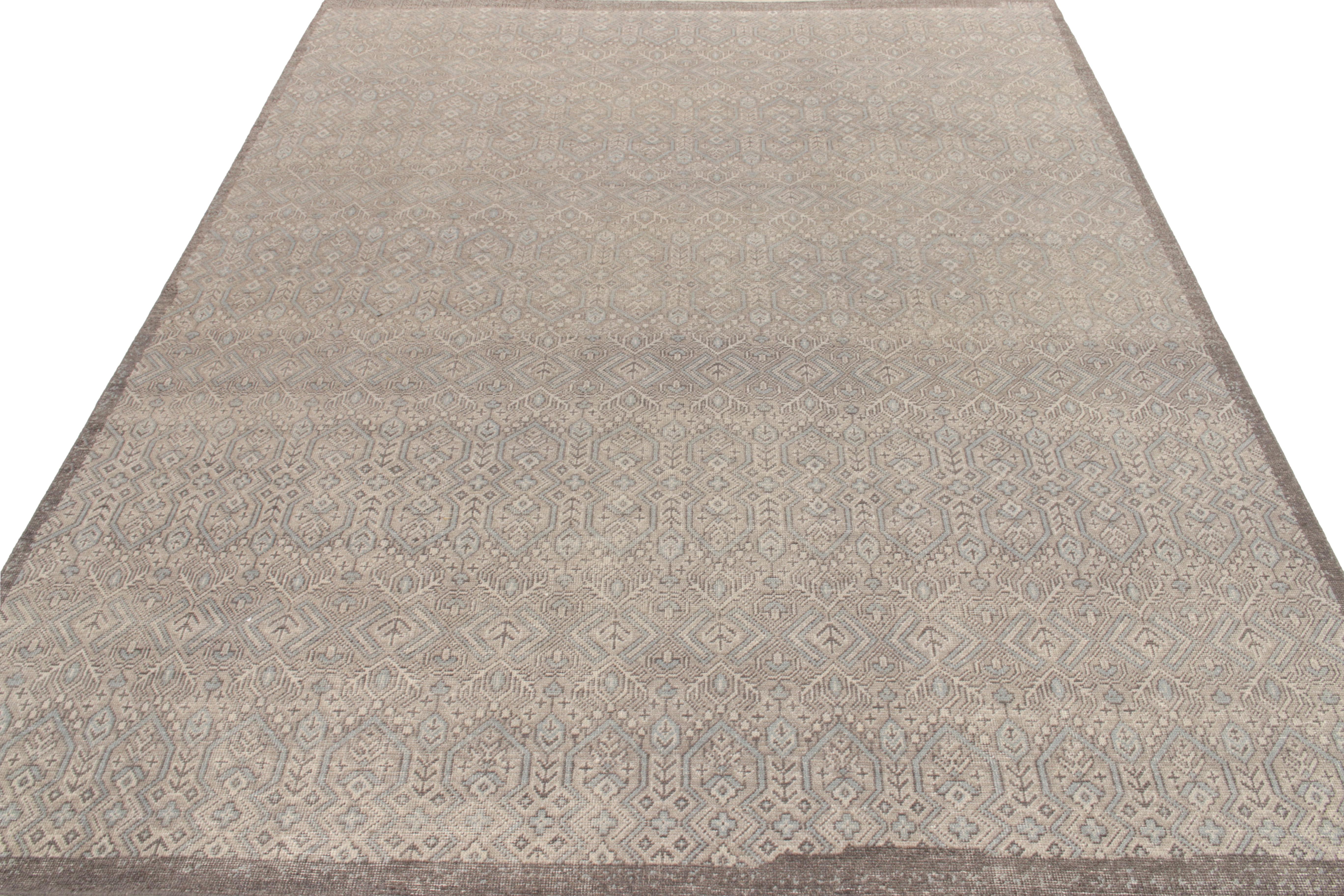 Ein 10x13 handgeknüpfter Wollteppich aus der Homage Collection von Rug & Kilim. Der silbergraue Hintergrund ist mit Weiß und Blau in einem strukturierten, geometrischen Muster versehen, das an klassische Stammesmotive erinnert. Sehr türkisch