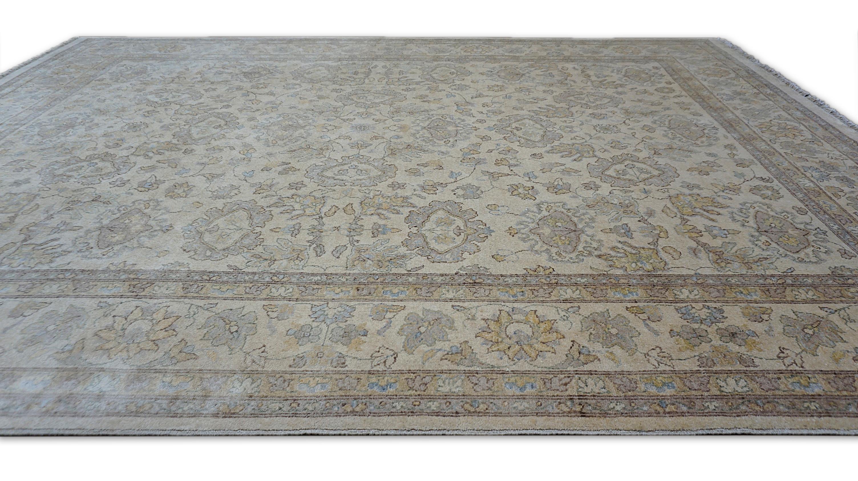 Ce magnifique tapis Sultanabad noué à la main reflète l'élégance intemporelle du design persan traditionnel. Fabriqué en laine filée à la main, ce tapis présente une palette apaisante de tons de terre doux, avec des accents de beige clair, d'ivoire