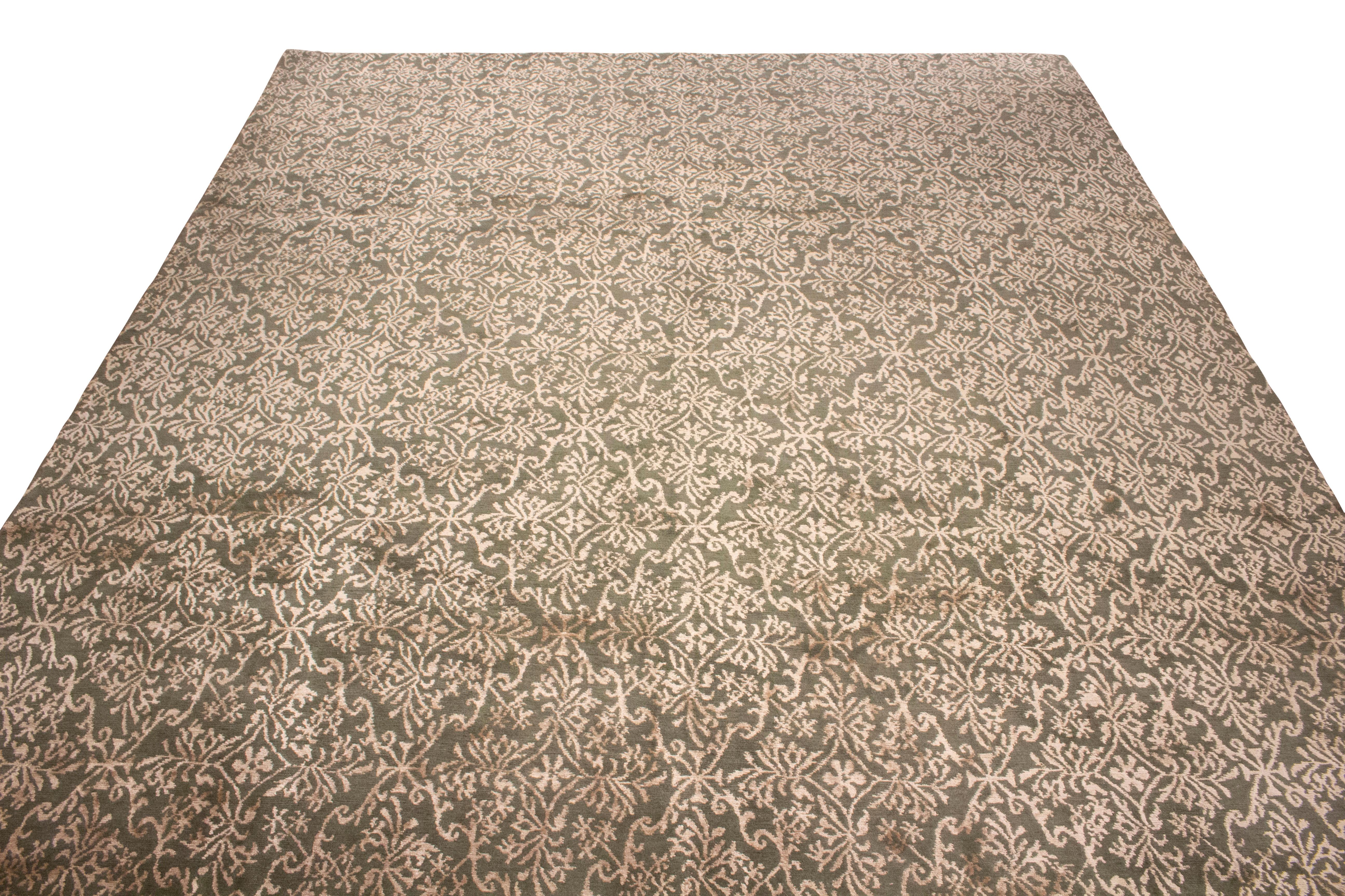 Noué à la main en laine et en soie, ce tapis de 8 x 10 de la collection de tapis européens de Rug & Kilim s'inspire d'un modèle de tapis espagnol affectueusement surnommé 