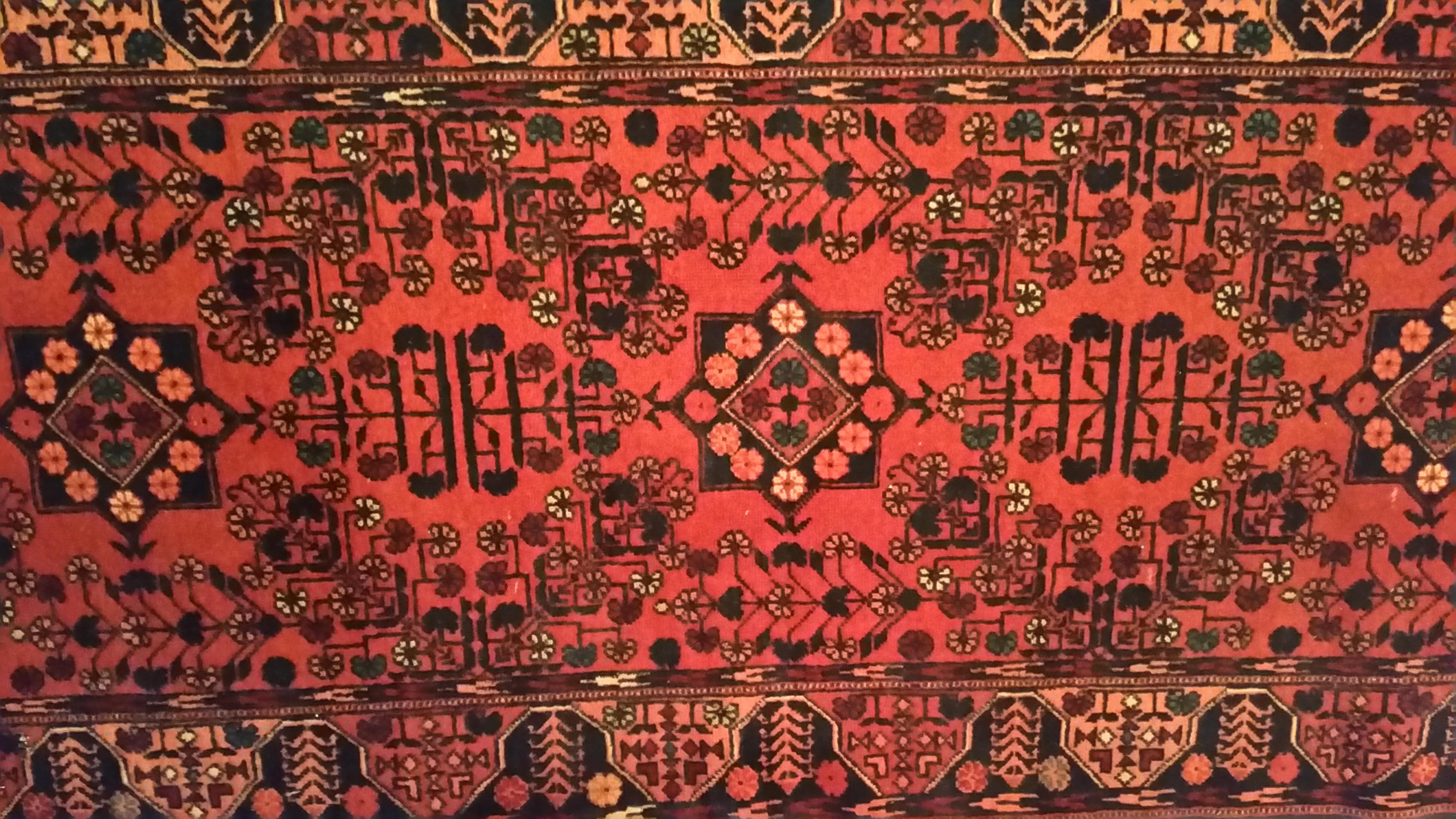 Apprezzato da collezionisti e designer, questo tappeto turco insolitamente lungo (3' di larghezza x 13' di lunghezza) è annodato a mano e realizzato in lana/cotone di alta qualità. L'elevato numero di nodi, il fitto disegno 