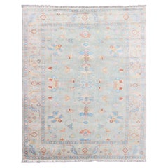 Tappeto Oushak floreale annodato a mano in azzurro di Keivan Woven Arts