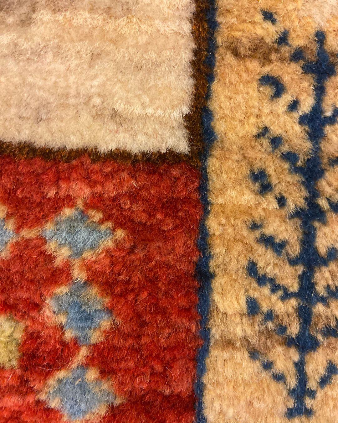 Tappeto Gabbeh Patchwork annodato a mano, lana organica verde, rossa e crema, 3' x 4' in vendita 2