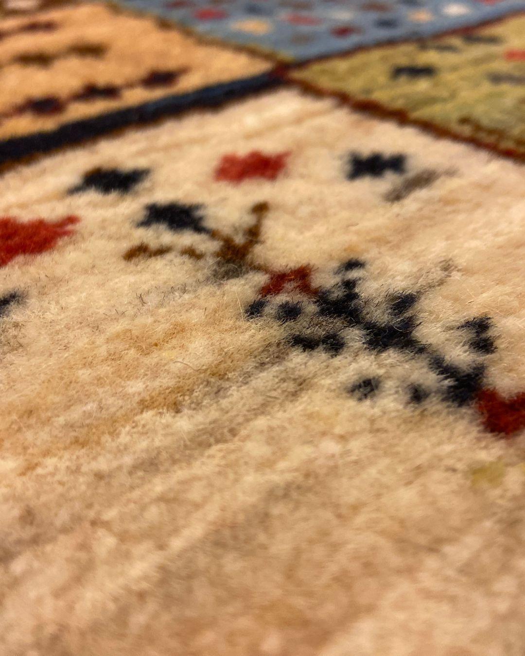 Tappeto Gabbeh Patchwork annodato a mano, lana organica verde, rossa e crema, 3' x 4' in vendita 3