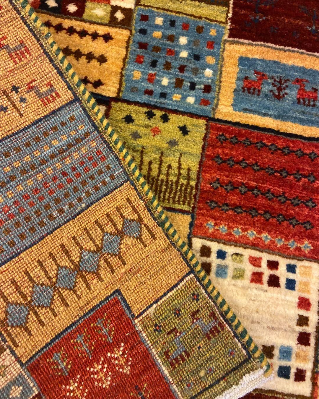Tappeto Gabbeh Patchwork annodato a mano, lana organica verde, rossa e crema, 3' x 4' in vendita 4
