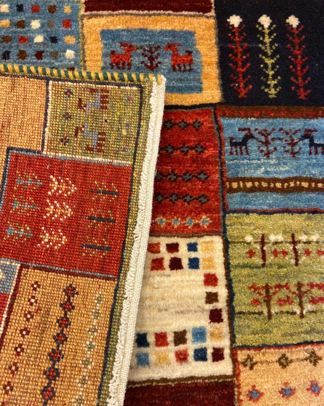 Tappeto Gabbeh Patchwork annodato a mano, lana organica verde, rossa e crema, 3' x 4' in vendita 5