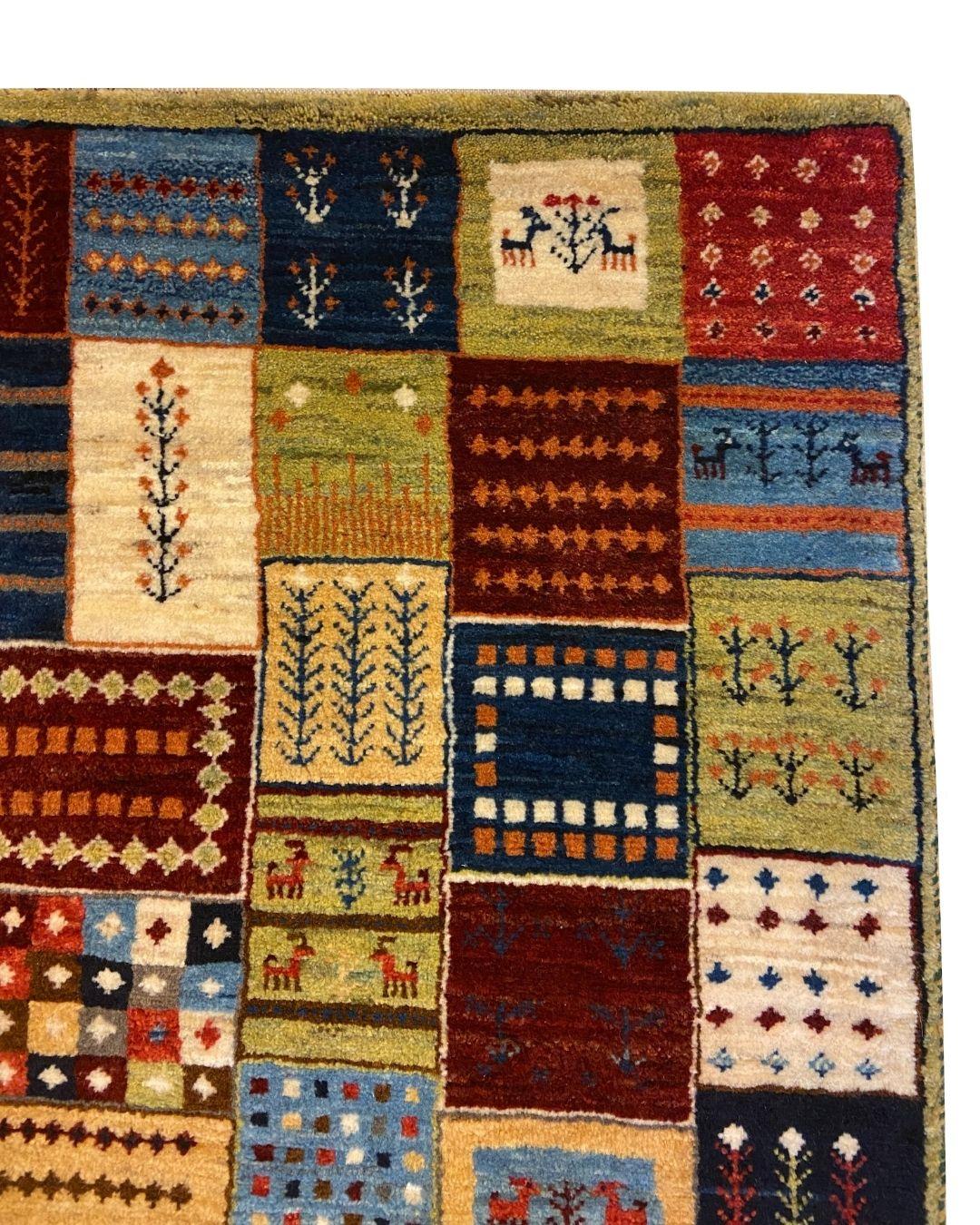 Tribale Tappeto Gabbeh Patchwork annodato a mano, lana organica verde, rossa e crema, 3' x 4' in vendita