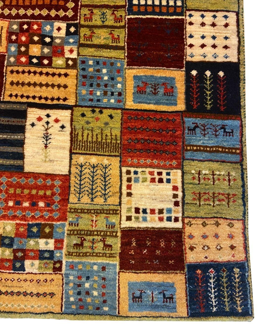 Indiano Tappeto Gabbeh Patchwork annodato a mano, lana organica verde, rossa e crema, 3' x 4' in vendita