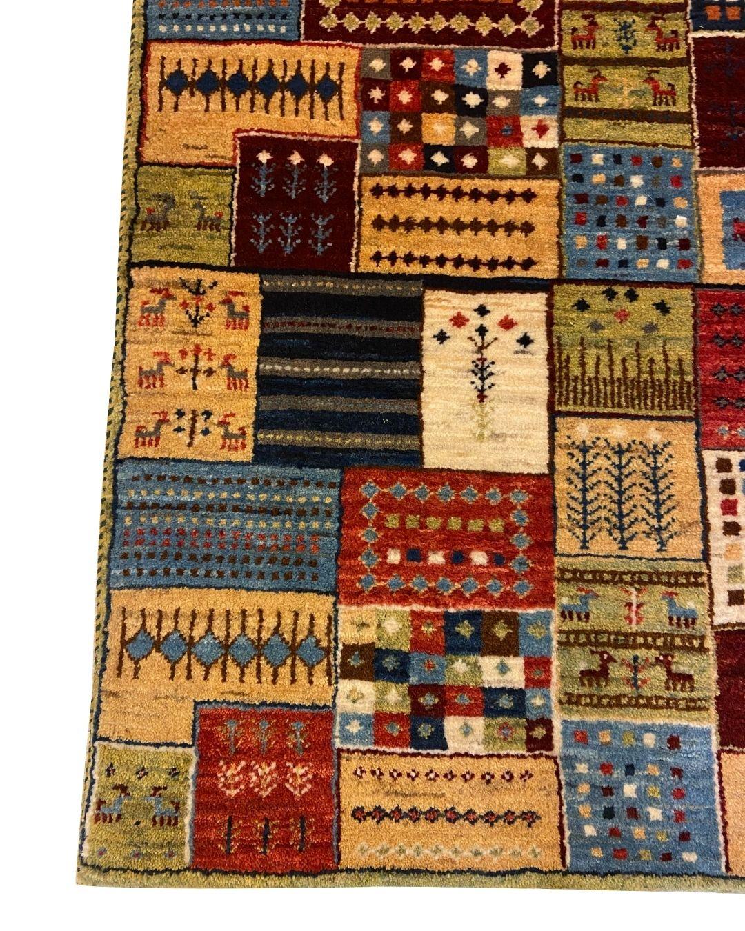 Tintura vegetale Tappeto Gabbeh Patchwork annodato a mano, lana organica verde, rossa e crema, 3' x 4' in vendita